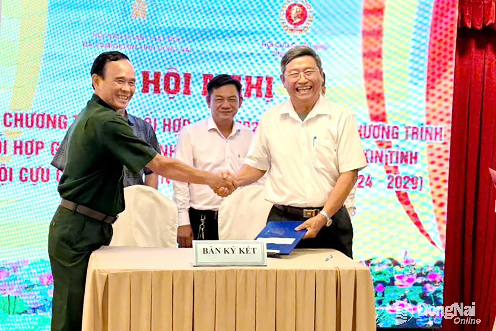 Lãnh đạo Hội Nạn nhân chất độc da cam/dioxin tỉnh và Hội Cựu chiến binh tỉnh Đồng Nai ký kết phối hợp năm 2026, giai đoạn 2024-2029. Ảnh: Lê Thắng