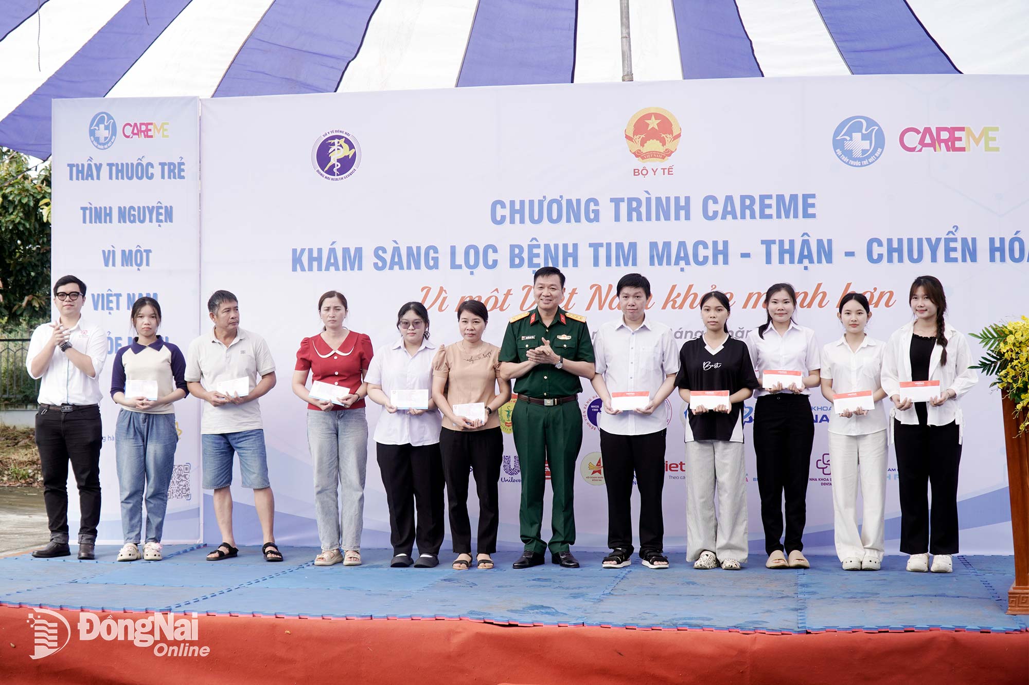 Nhiều sinh viên khối ngành sức khỏe có hoàn cảnh khó khăn được nhận học bổng “Tiếp sức đến trường” tại chương trình. Ảnh: Vũ Nguyện    