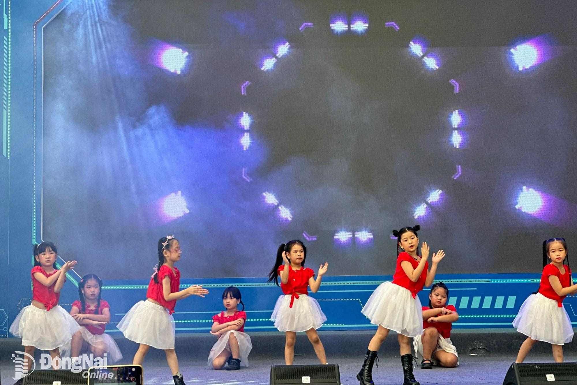 Các bé gái tự tin tỏa sáng trên sân khấu “Giấc mơ Lọ Lem”. Ảnh: Hoàng Vũ  