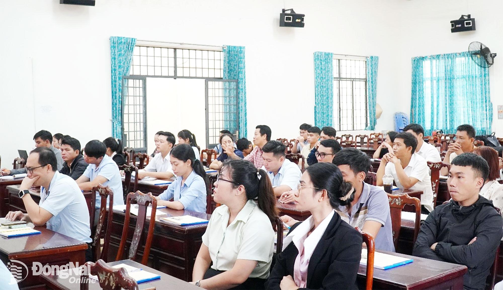 Các đại biểu và các học viên tham dự lễ khai giảng