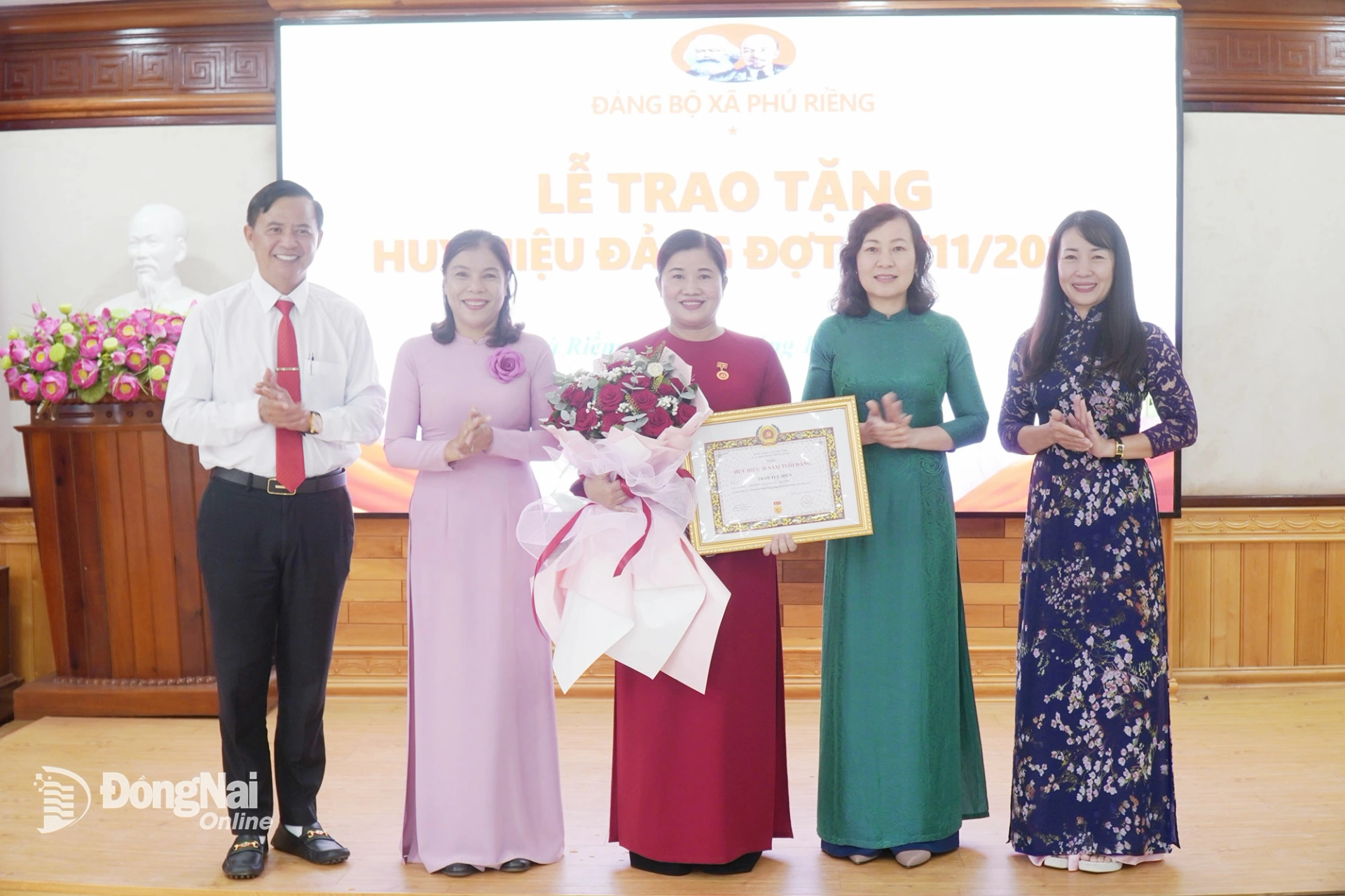 Phó Bí thư Tỉnh ủy, Chủ tịch Ủy ban MTTQ Việt Nam tỉnh Đồng Nai Huỳnh Thị Hằng trao Huy hiệu 30 năm tuổi Đảng cho nguyên Phó Bí thư Tỉnh ủy, Chủ tịch UBND tỉnh Bình Phước (cũ) Trần Tuệ Hiền. Ảnh: Vũ Nguyện 