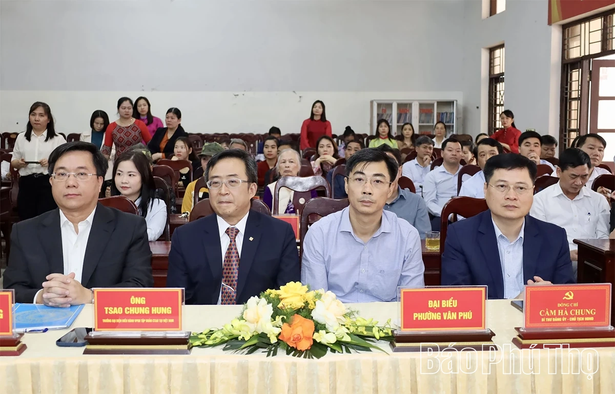 Trao tặng xe lăn cho người c&oacute; c&ocirc;ng v&agrave; th&acirc;n nh&acirc;n người c&oacute; c&ocirc;ng với c&aacute;ch mạng