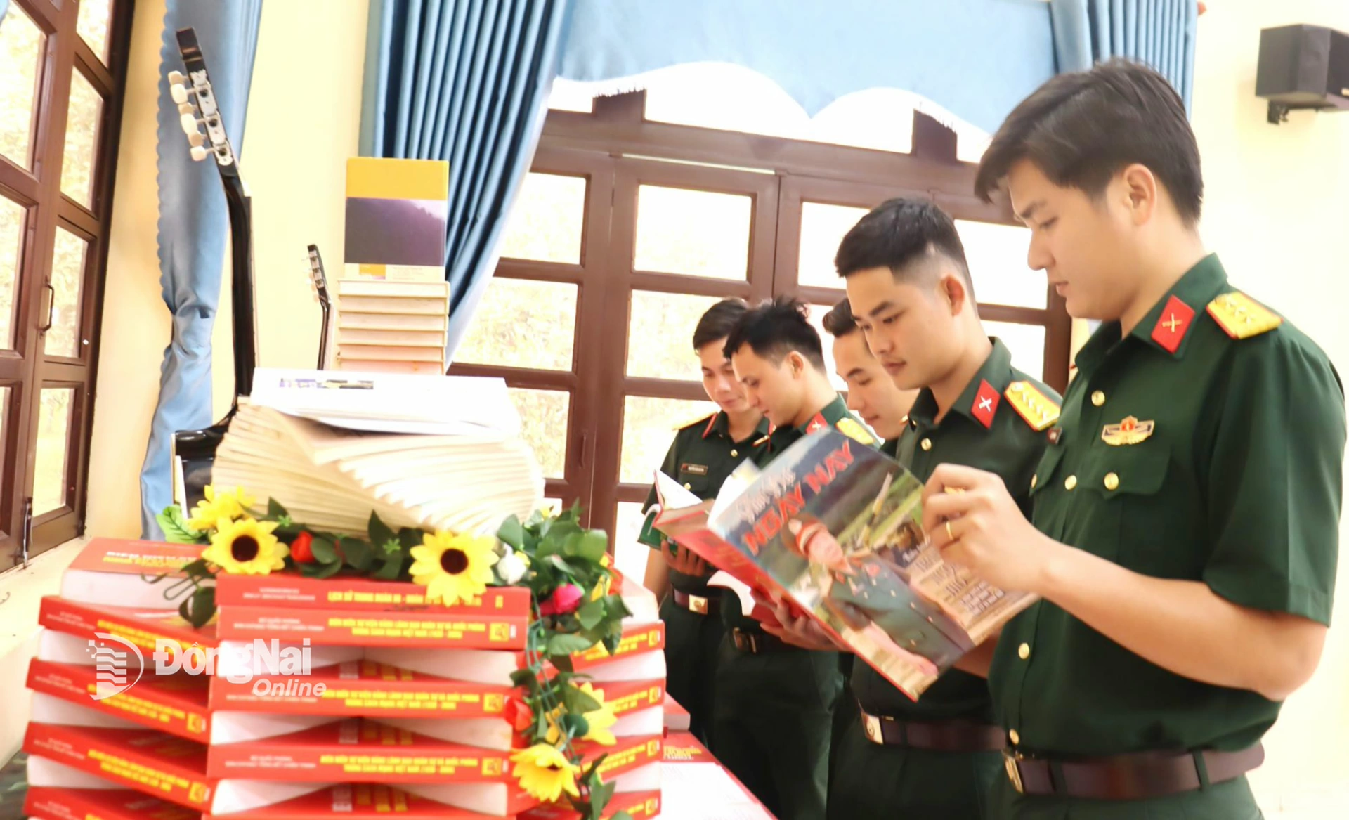 Tuổi trẻ Trung đoàn 88 nghiên cứu các tài liệu sách, báo viết về Thiếu tướng Trần Ngọc Thổ. Ảnh: Nguyệt Hà