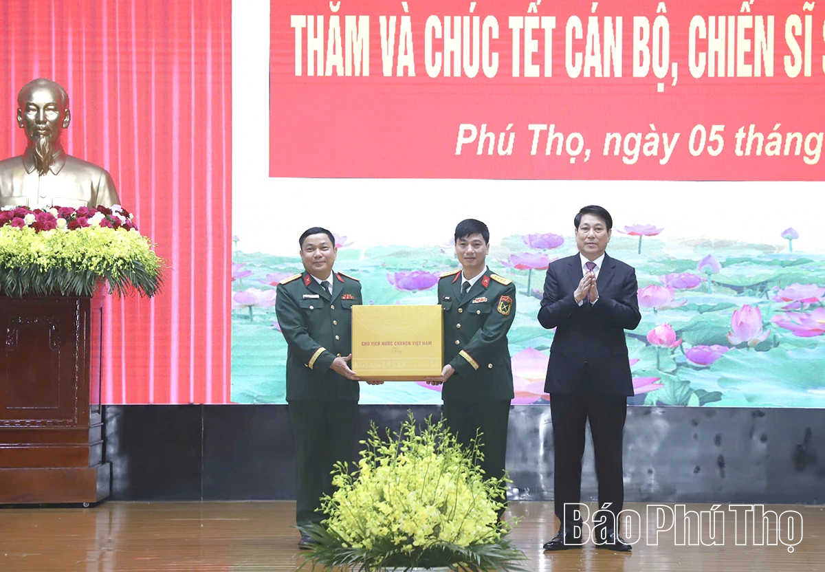 Chủ tịch nước Lương Cường thăm, ch&uacute;c Tết c&aacute;n bộ, chiến sĩ Sư đo&agrave;n 316