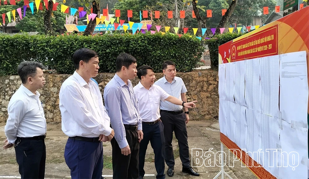 Kiểm tra công tác chuẩn bị bầu cử tại các xã khu vực Mai Châu