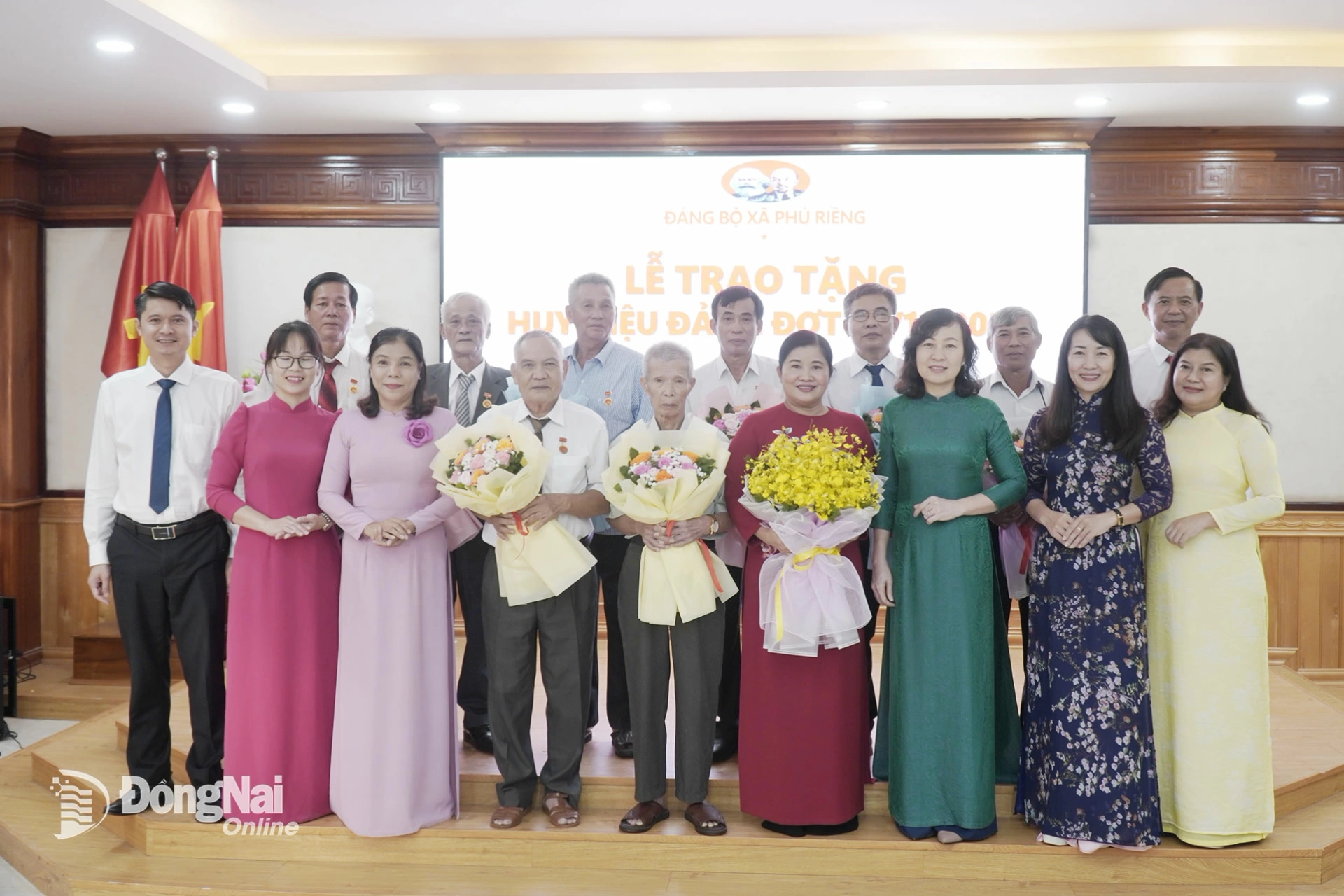 Lãnh đạo tỉnh, xã Phú Riềng chúc mừng các đảng viên được nhận Huy hiệu Đảng. Ảnh: Vũ Nguyện