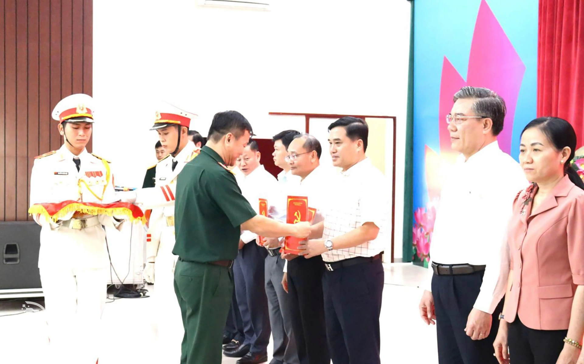 Đại tá Bùi Đăng Ninh, Tỉnh ủy viên, Phó Bí thư Thường trực Đảng ủy Quân sự tỉnh Đồng Nai, trao quyết định cho các đồng chí Bí thư Đảng ủy các xã, phường trong tỉnh. Ảnh: ĐVCC