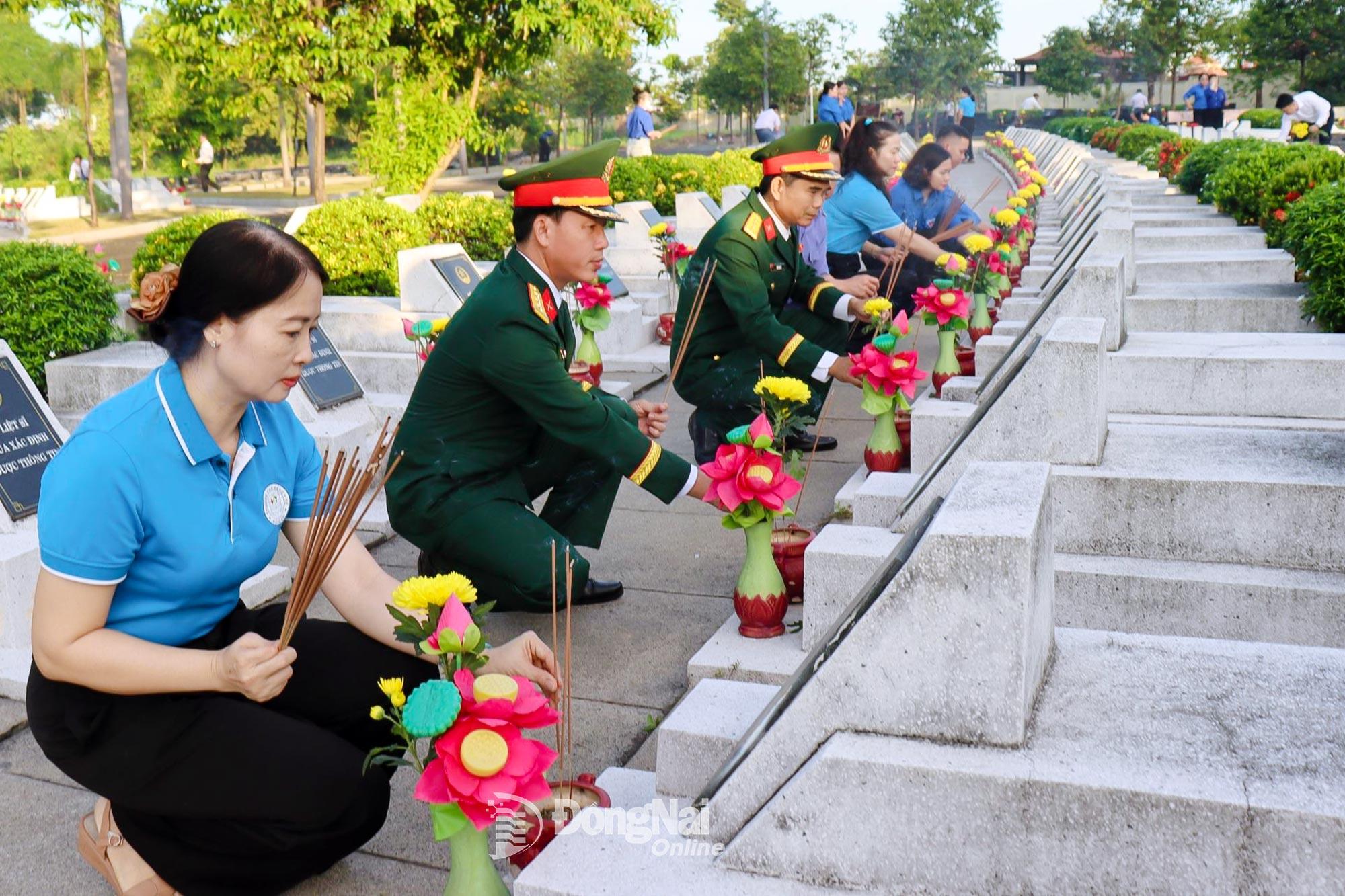 Thủ trưởng Bộ Chỉ huy Quân sự tỉnh và đại biểu thắp hương lên phần mộ các anh hùng liệt sĩ. Ảnh: Nguyệt Hà