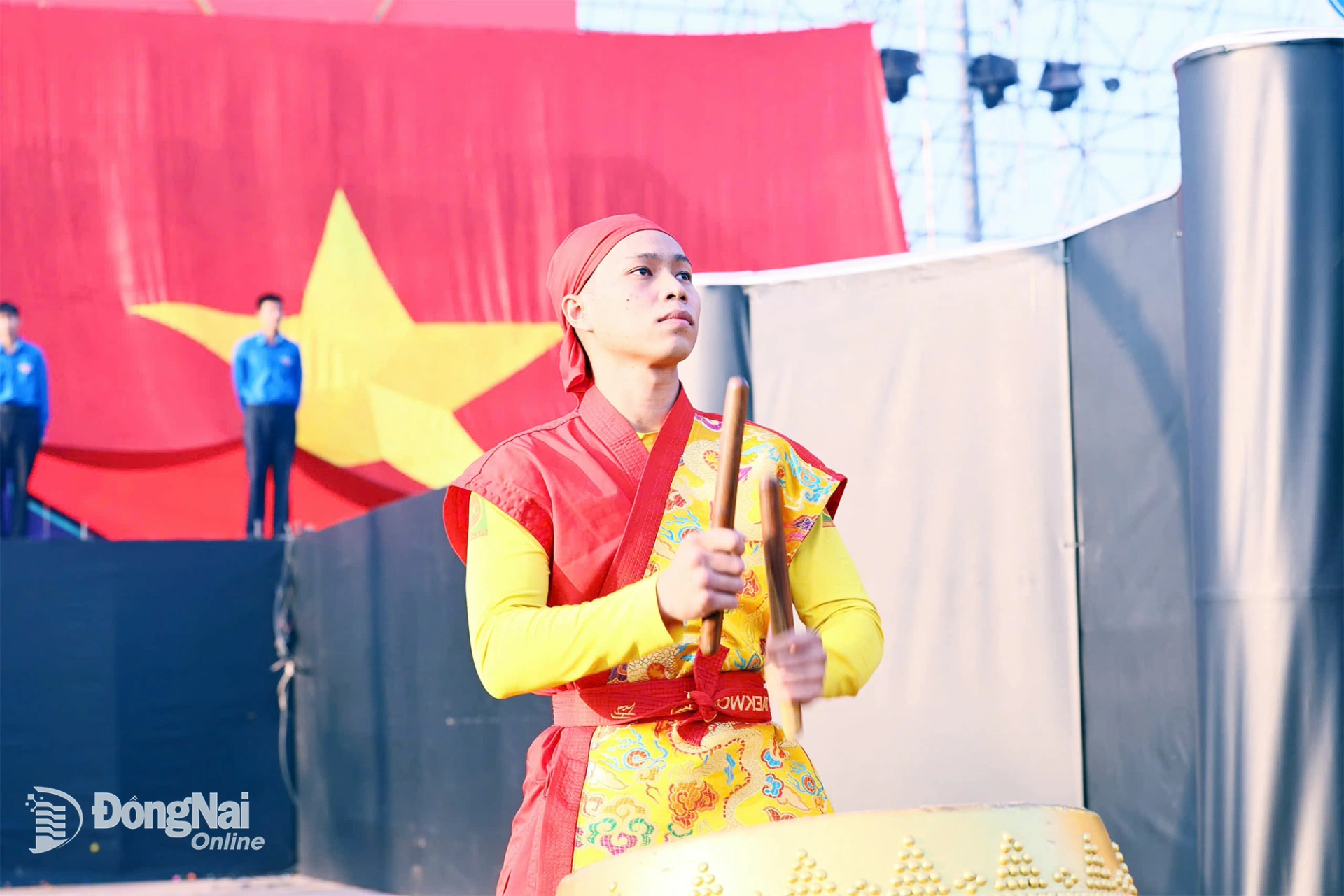 Biểu diễn trống hội tại lễ ch&agrave;o cờ. Ảnh: C&ocirc;ng Nghĩa