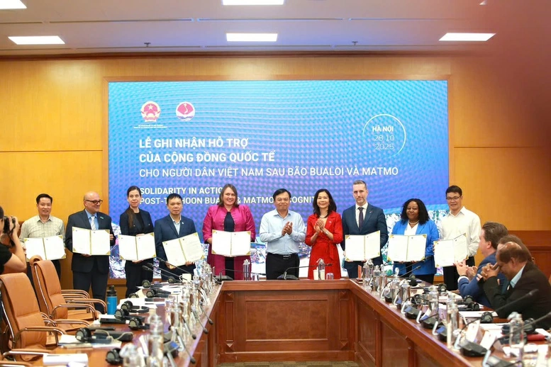 C&aacute;c quốc gia, tổ chức quốc tế cam kết v&agrave; triển khai cung cấp những hỗ trợ bằng đa dạng h&igrave;nh thức cho thi&ecirc;n tai vừa qua tại Việt Nam