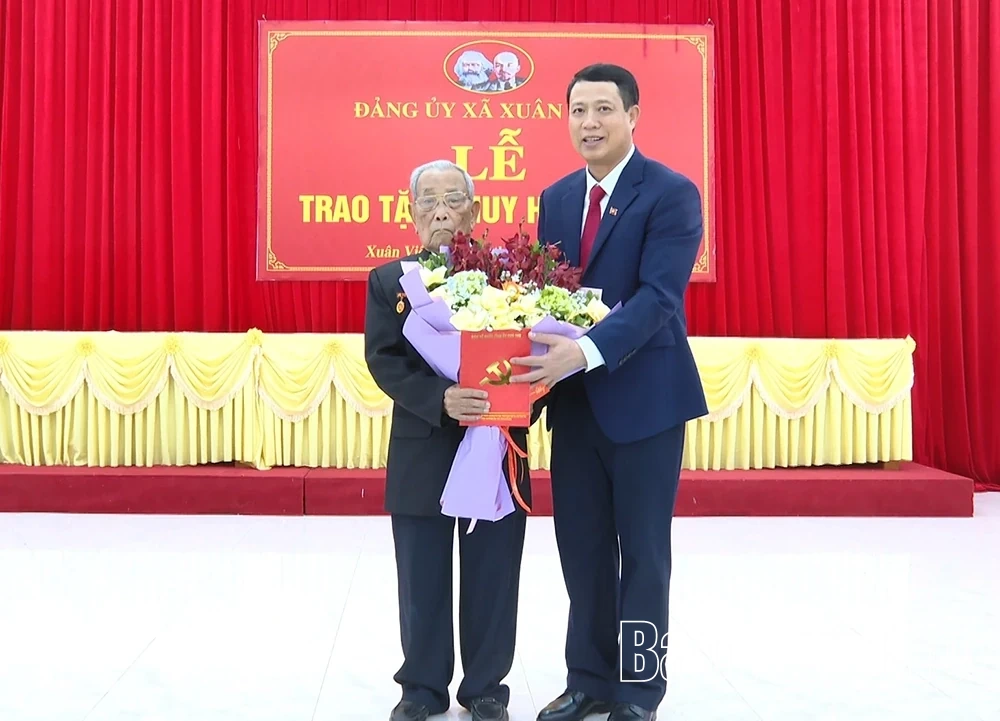 Đồng ch&iacute; Nguyễn Mạnh Sơn, Ph&oacute; B&iacute; thư Tỉnh ủy trao H uy hiệu 80 năm tuổi Đảng cho đảng vi&ecirc;n Đinh Trung Vi&ecirc;n