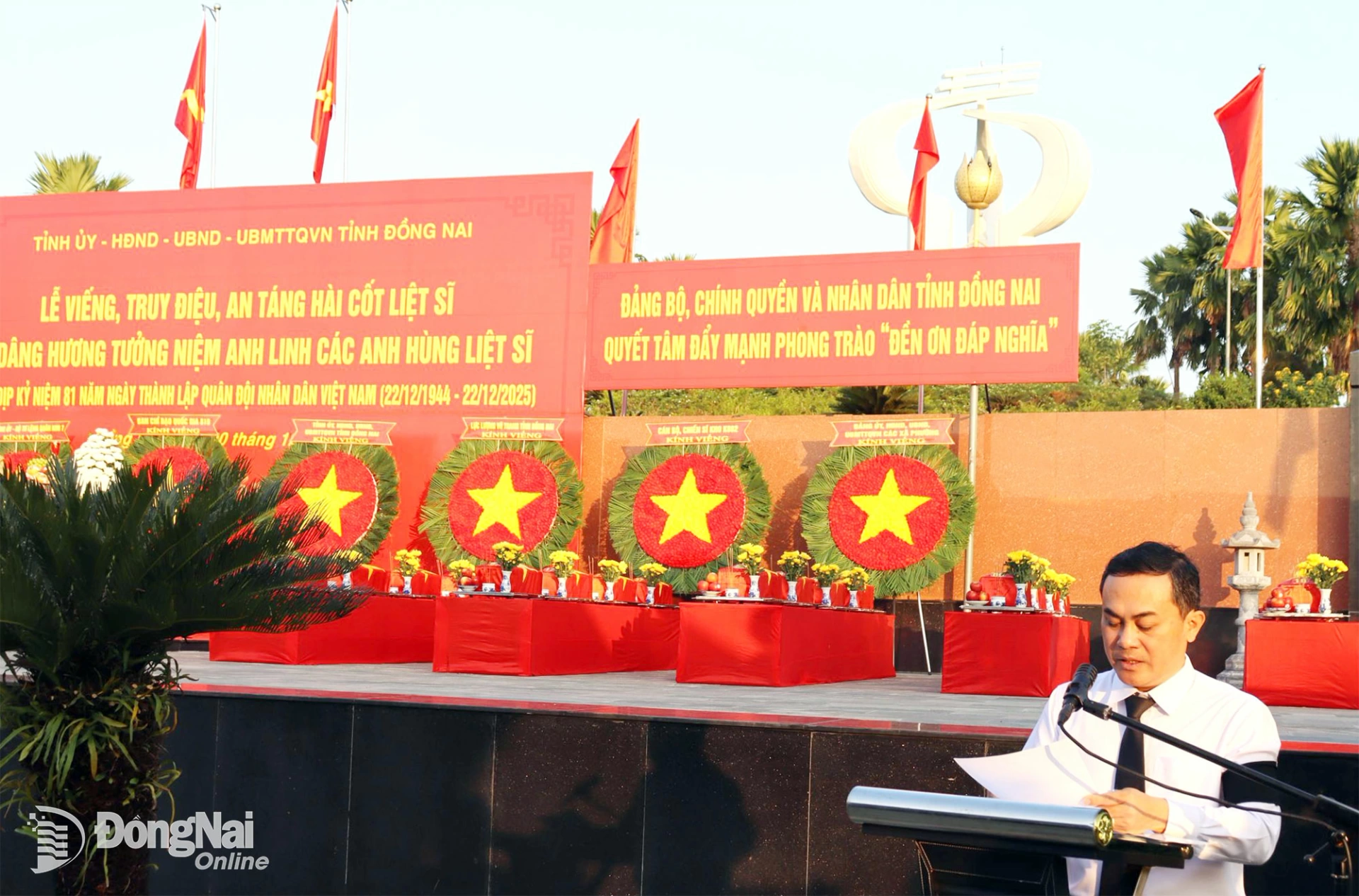 Đồng chí Lê Trường Sơn, Ủy viên Ban Thường vụ Tỉnh ủy, Phó Chủ tịch UBND tỉnh, Trưởng ban Chỉ đạo 515 tỉnh Đồng Nai đọc lời viếng. Ảnh: Nguyệt Hà