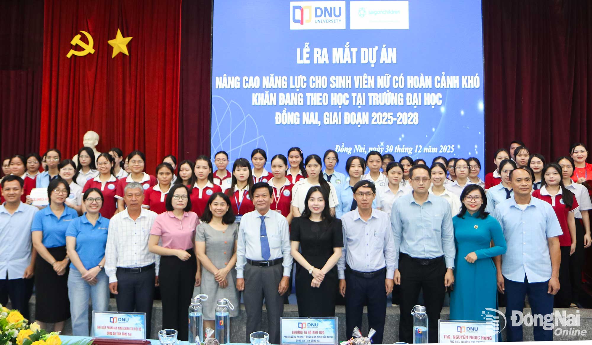 Đại diện c&aacute;c đơn vị li&ecirc;n quan c&ugrave;ng sinh vi&ecirc;n được nhận hỗ trợ từ dự &aacute;n. Ảnh: Văn Truy&ecirc;n