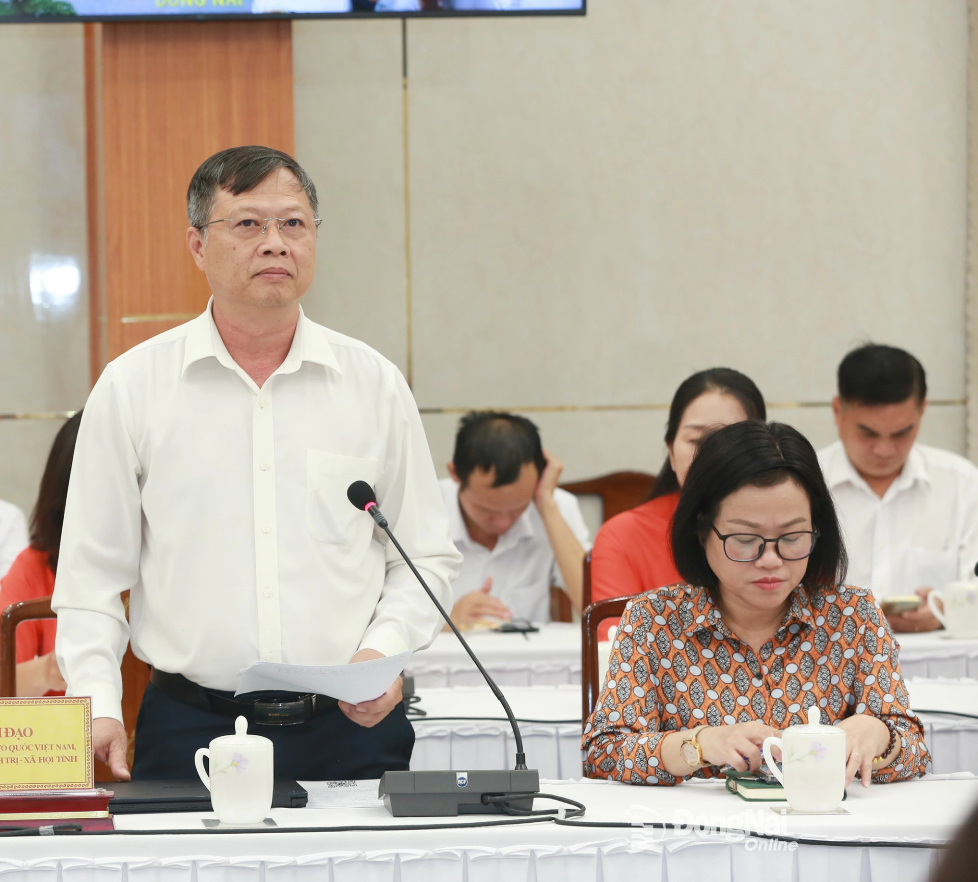 Phó Chủ tịch Ủy ban MTTQ Việt Nam tỉnh Đồng Nai Nguyễn Tấn Phú thảo luận tại hội nghị. Ảnh: Huy Anh