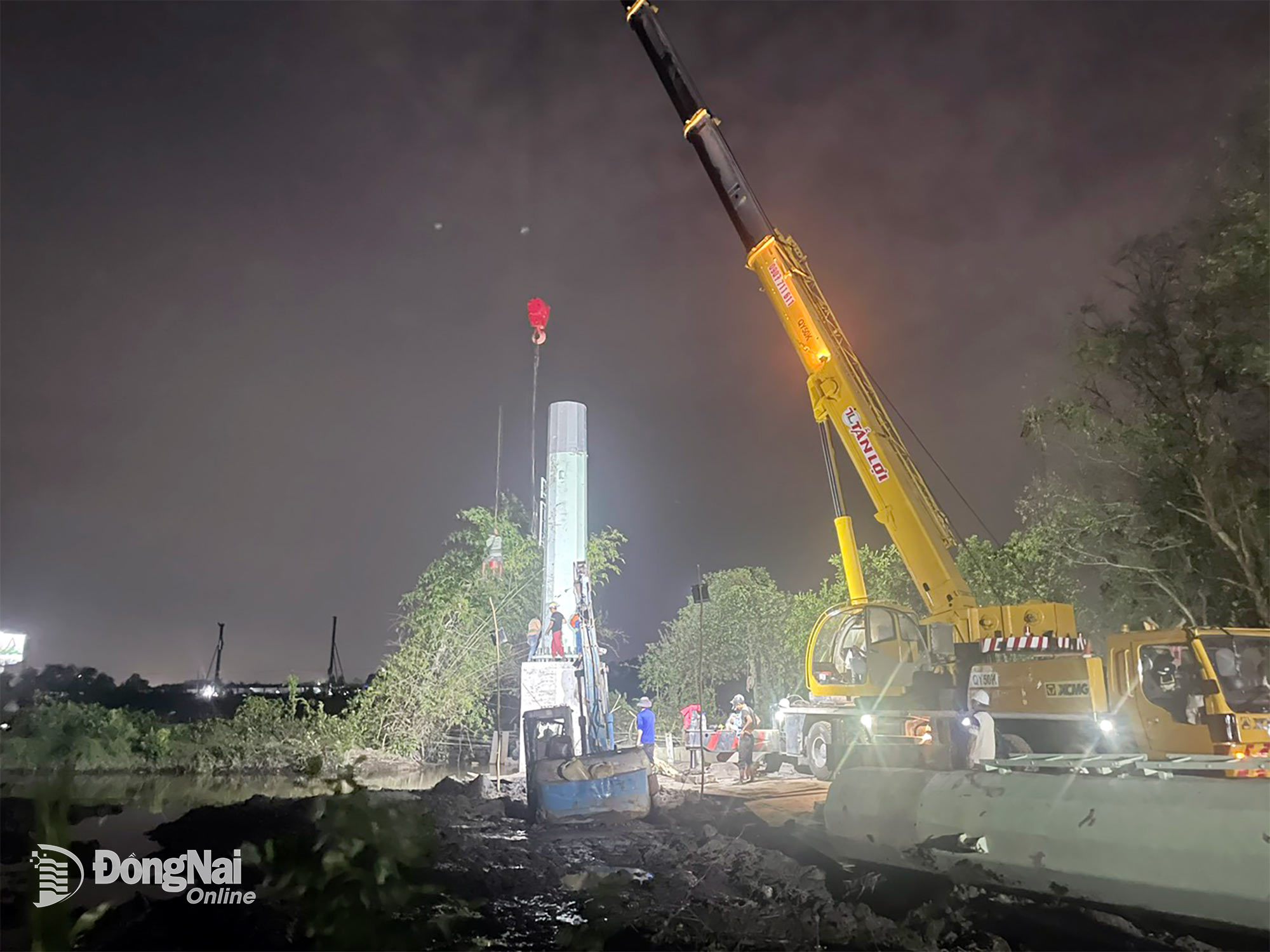 Thi c&ocirc;ng c&ocirc;ng tr&igrave;nh Nh&aacute;nh rẽ đấu nối Trạm biến &aacute;p (TBA) 110kV C&ocirc;ng nghệ cao v&agrave;o ban đ&ecirc;m. Ảnh: ĐVCC