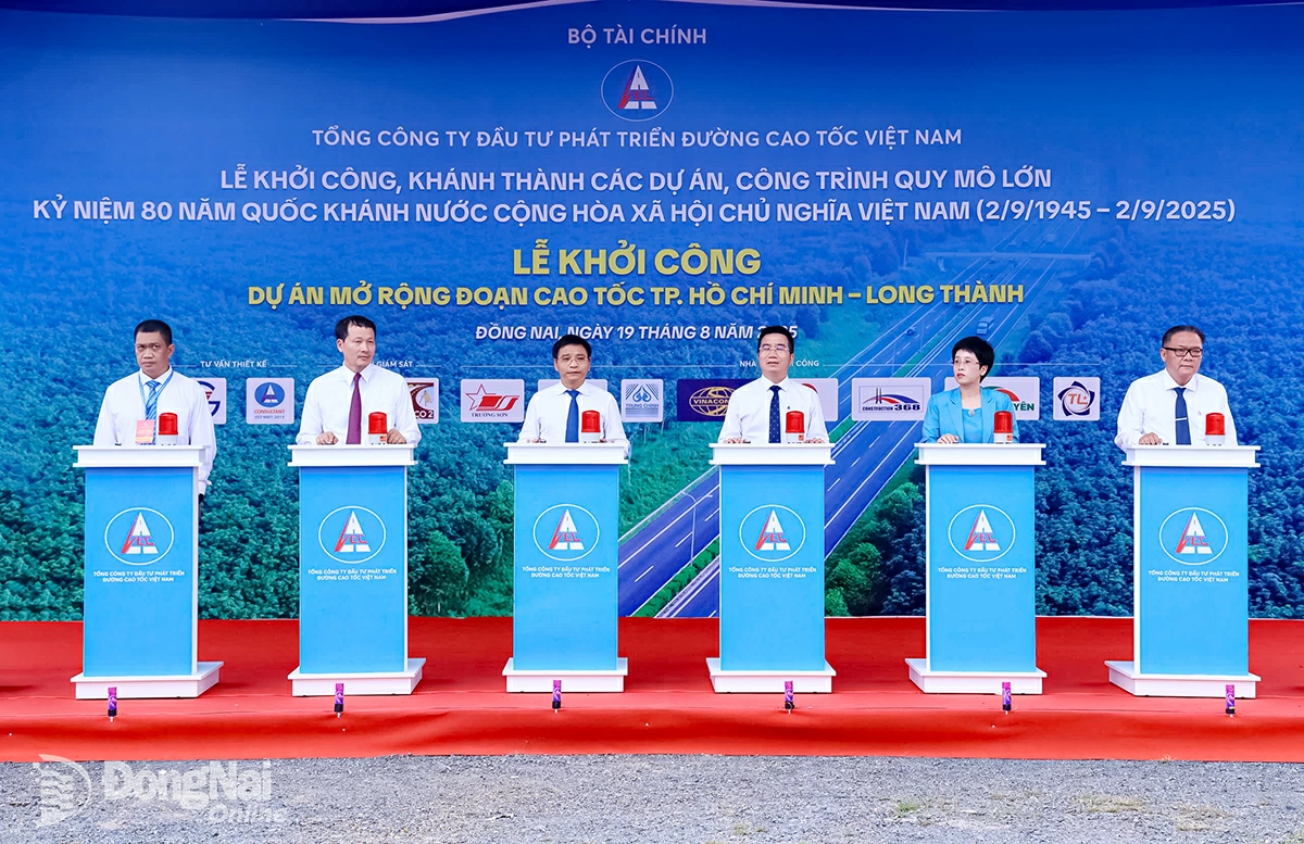 Đồng ch&iacute; Vũ Hồng Văn (thứ 2 từ tr&aacute;i qua), B&iacute; thư Tỉnh ủy, Trưởng đo&agrave;n Đại biểu Quốc hội tỉnh, c&ugrave;ng c&aacute;c đồng ch&iacute; l&atilde;nh đạo c&aacute;c bộ, ng&agrave;nh Trung ương v&agrave; tỉnh Đồng Nai nhấn n&uacute;t khởi c&ocirc;ng Dự &aacute;n Mở rộng cao tốc Th&agrave;nh phố Hồ Ch&iacute; Minh - Long Th&agrave;nh. Ảnh: C&ocirc;ng Nghĩa    