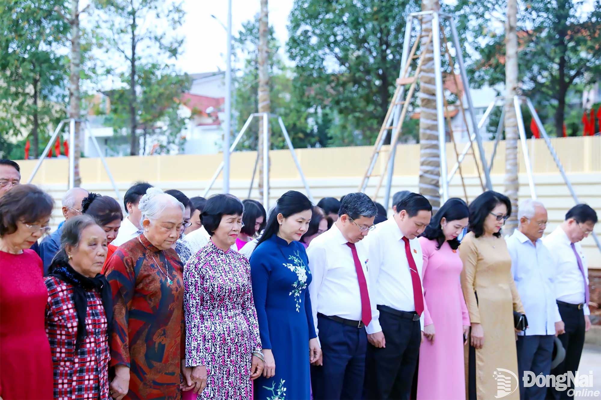 C&aacute;c đại biểu d&agrave;nh một ph&uacute;t tưởng niệm tưởng nhớ v&agrave; tri &acirc;n c&ocirc;ng lao to lớn của Chủ tịch Hồ Ch&iacute; Minh, Đại tướng V&otilde; Nguy&ecirc;n Gi&aacute;p v&agrave; Anh h&ugrave;ng liệt sĩ V&otilde; Thị S&aacute;u. Ảnh: Huy Anh