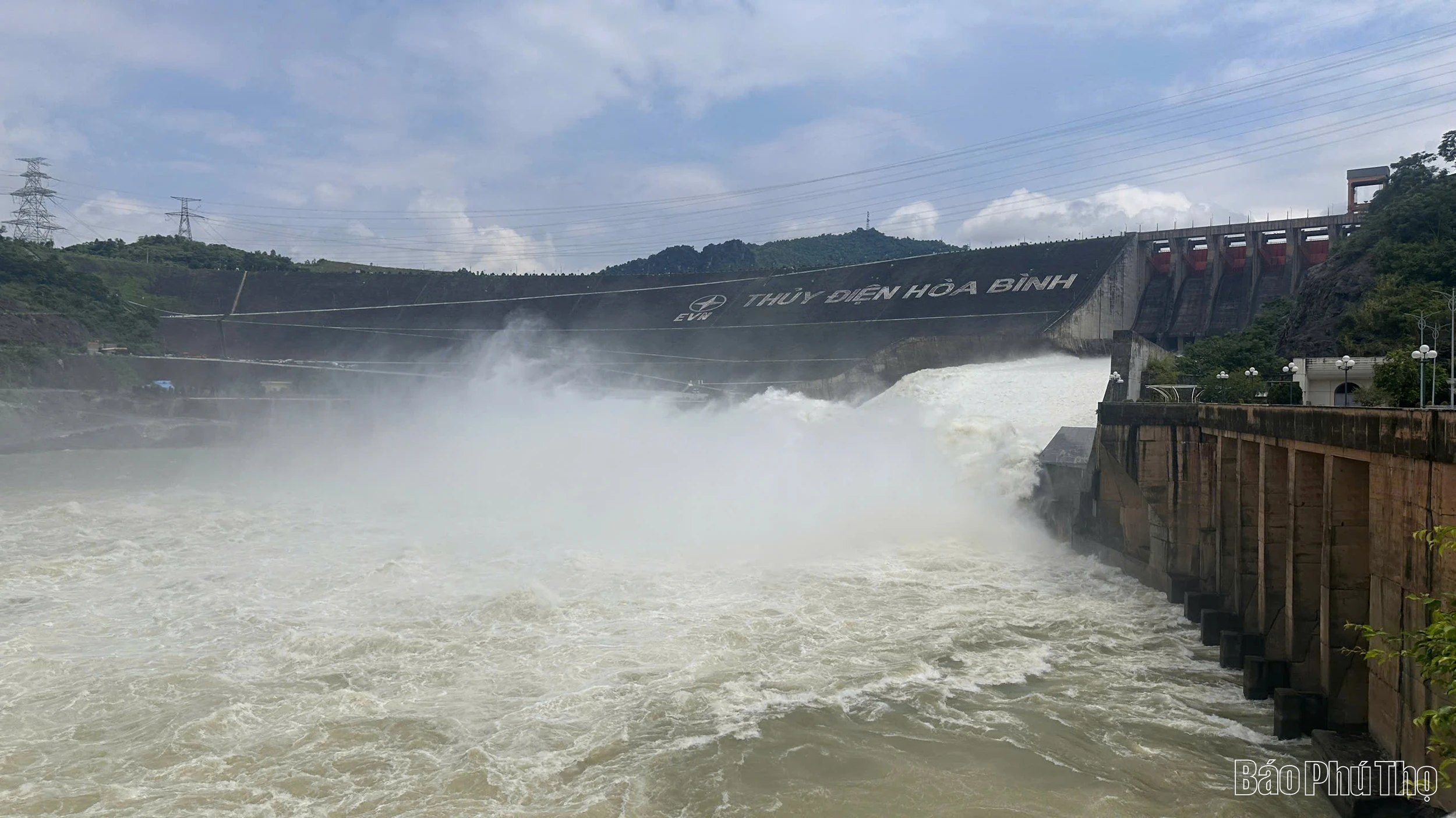 Mở tiếp 1 cửa xả đáy hồ thuỷ điện Hoà Bình vào hồi 20h00 ngày 13/8