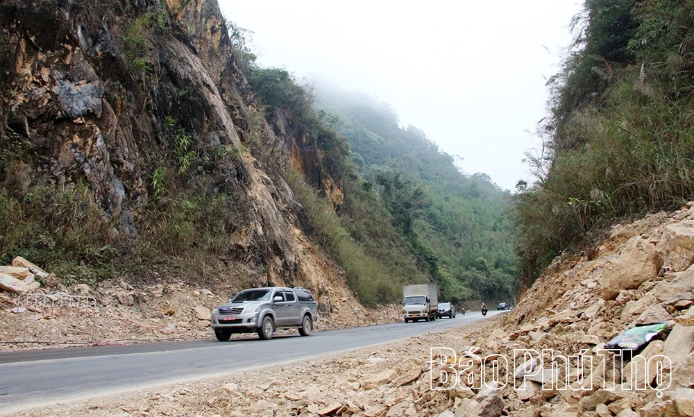 Khắc phục điểm sạt lở tr&ecirc;n đ&egrave;o Thung Khe, bảo đảm an to&agrave;n Quốc lộ 6
