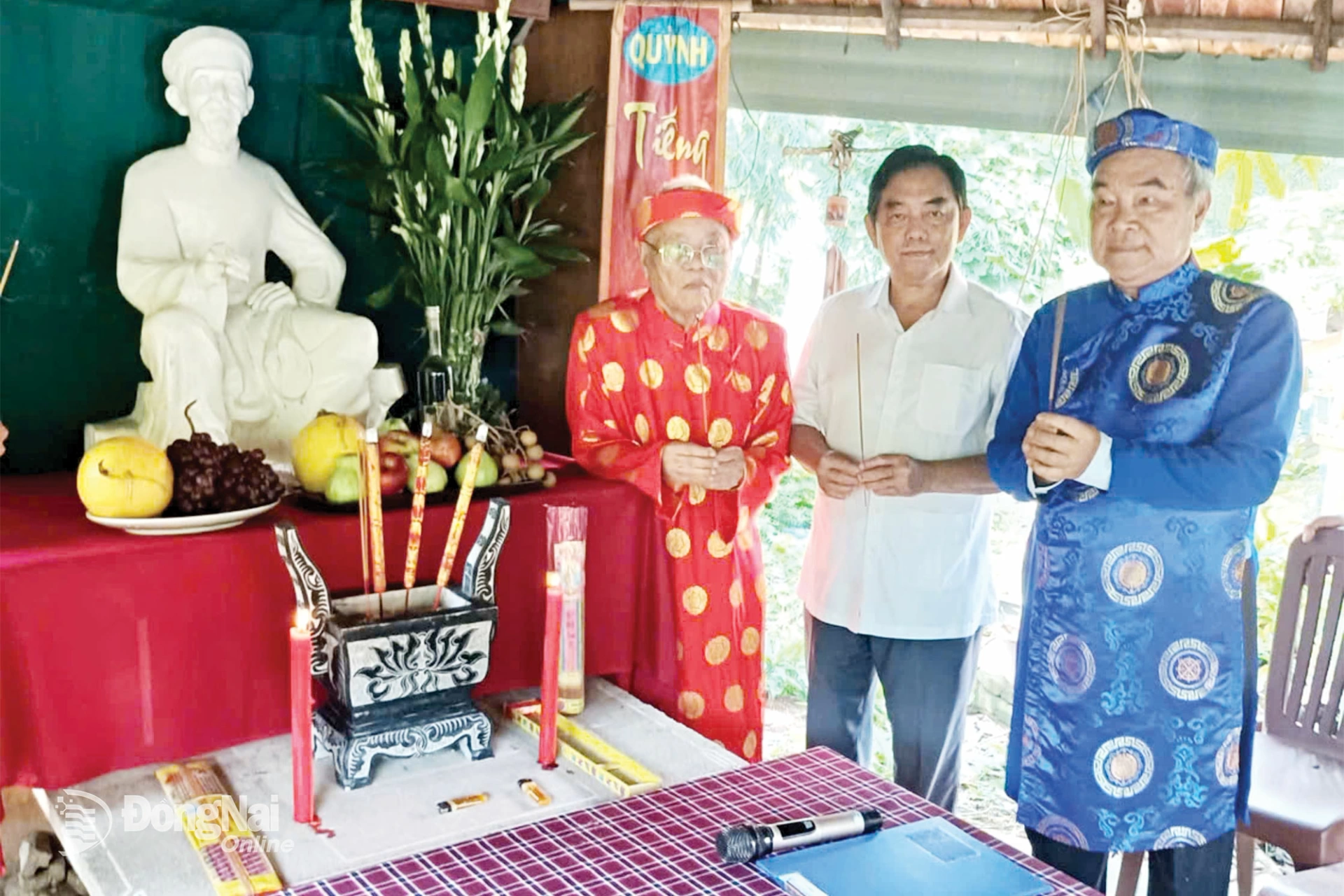 PGS.TS Huỳnh Văn Tới, Chi hội trưởng Chi hội Văn nghệ d&acirc;n gian Việt Nam tại Đồng Nai (giữa) d&acirc;ng hương nh&acirc;n kỷ niệm 259 năm Ng&agrave;y sinh Đại thi h&agrave;o Nguyễn Du tại Vườn Kiều, phường Tam Hiệp. Ảnh: My Ny