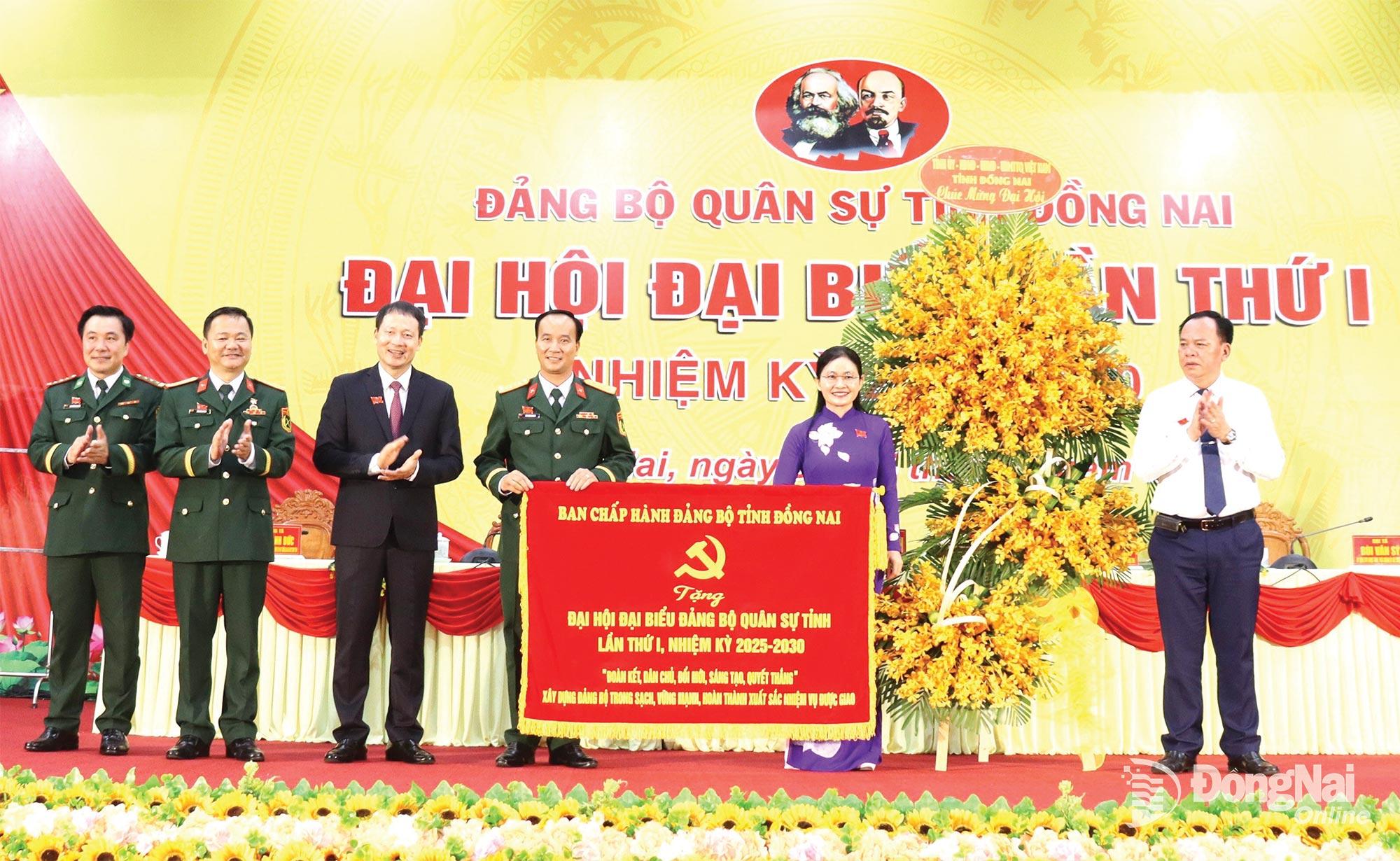 Cac đồng chi: Vũ Hồng Văn, Bi thư Tỉnh ủy, Trưởng đoan Đại biểu Quốc hội tỉnh; Ton Ngọc Hạnh, Ủy vien dự khuyết Trung ương Đảng, Pho Bi thư Thường trực Tỉnh ủy, Chủ tịch HĐND tỉnh;  Vo Tấn Đức, Pho Bi thư Tỉnh ủy trao tặng Bức trướng của Ban Chấp hanh Đảng bộ tỉnh tại Đại hội Đại biểu Quan sự tỉnh lần thứ I, nhiệm kỳ 2025-2030. ẢNH: NGUYỆT H&Agrave;