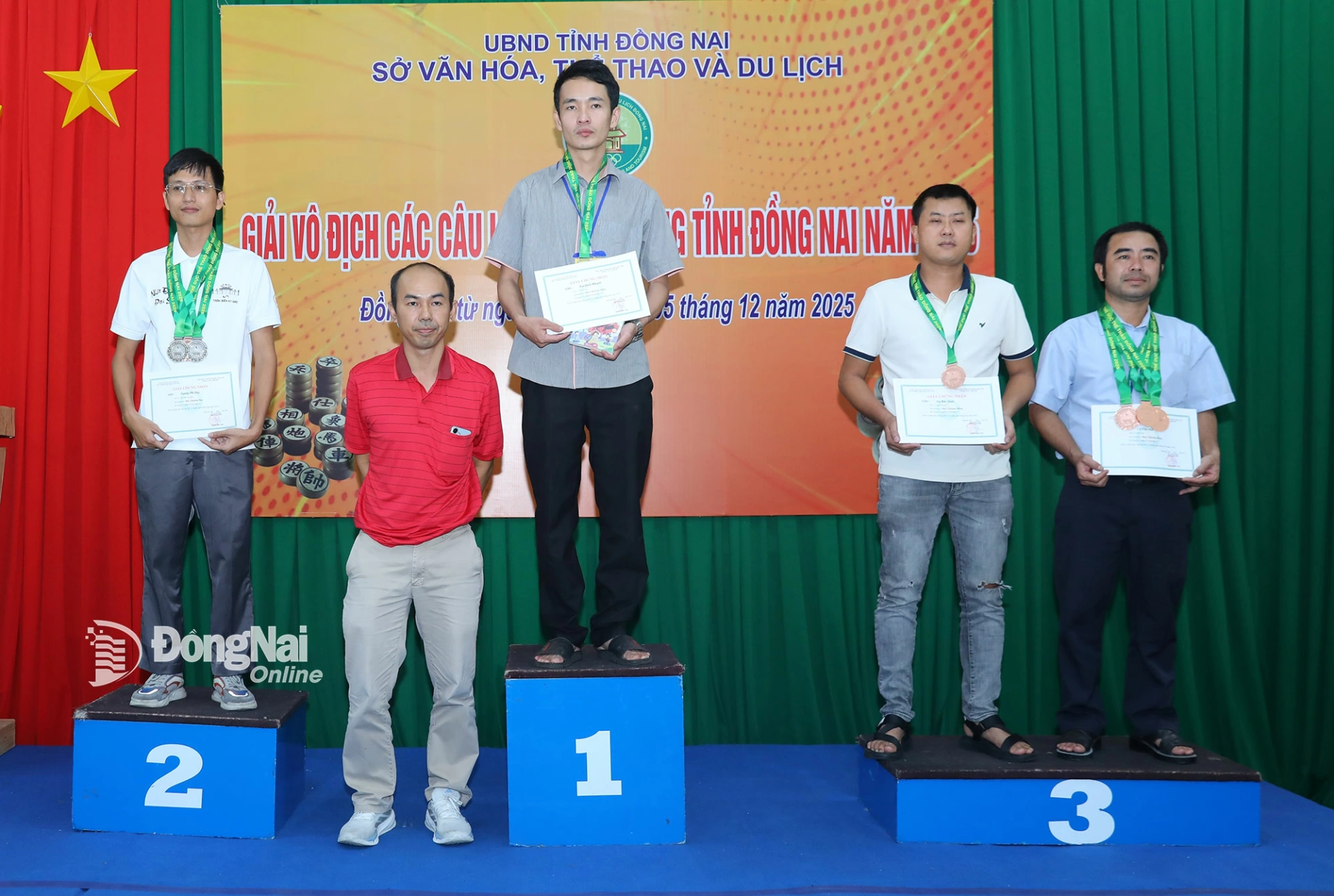 Ban tổ chức trao huy chương cho các vận động viên đạt thứ hạng cá nhân nội dung Cờ chớp. Ảnh: Huy Anh