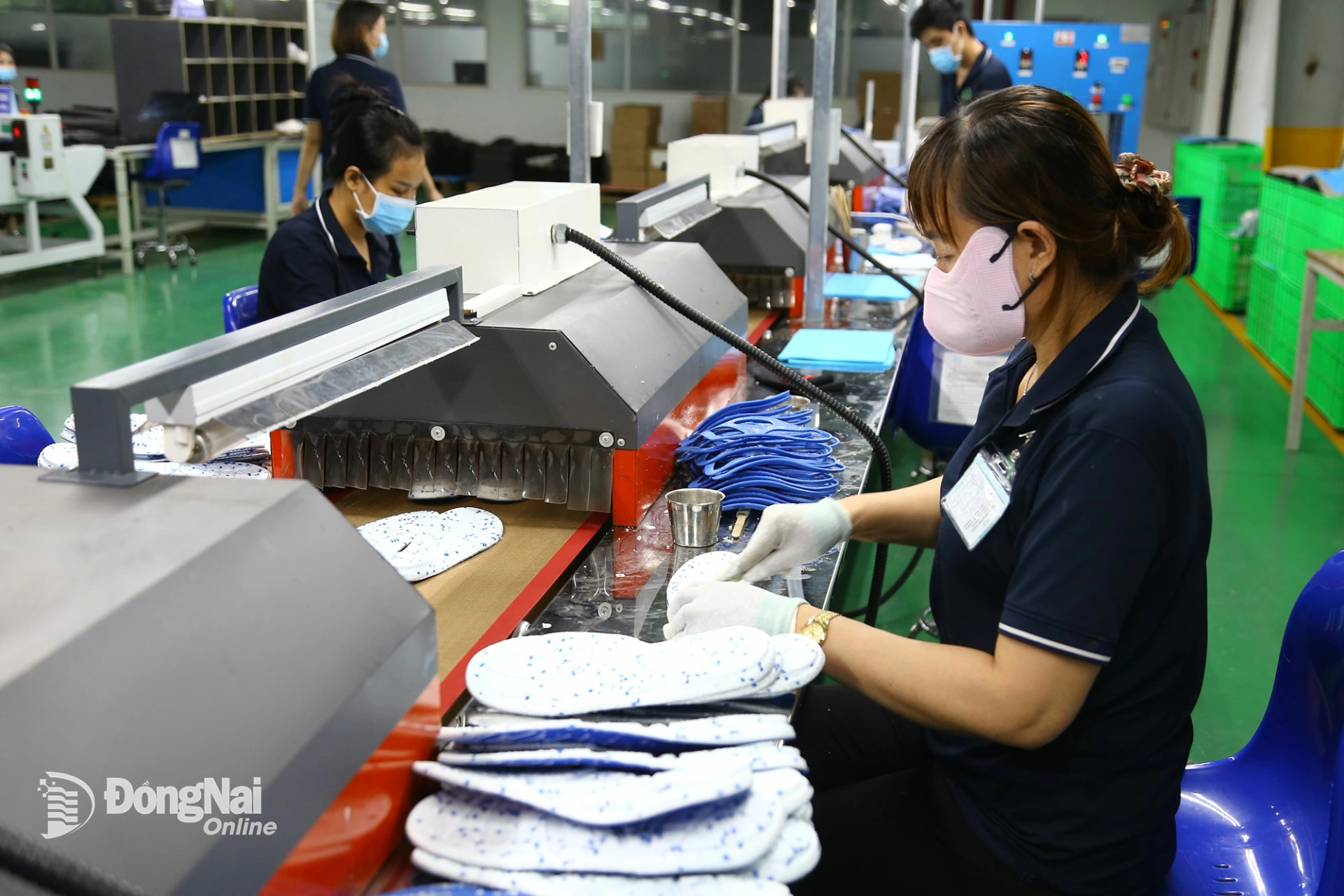 Sản xuất tại một doanh nghiệp trong Khu c&ocirc;ng nghiệp Hố Nai. Ảnh: Vương Thế