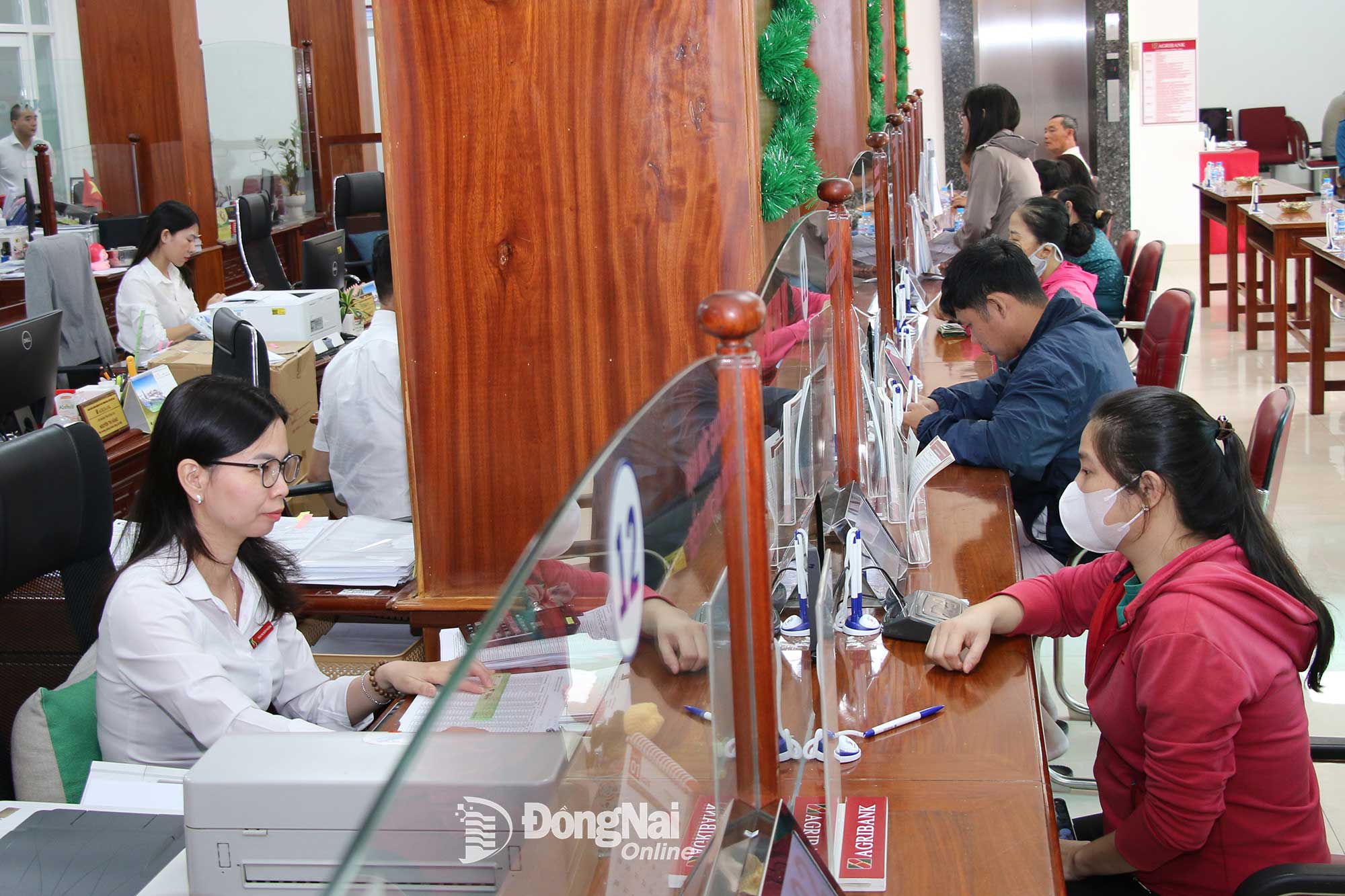 Kh&aacute;ch h&agrave;ng đến giao dịch tại một chi nh&aacute;nh ng&acirc;n h&agrave;ng ở phường Trấn Bi&ecirc;n, tỉnh Đồng Nai. Ảnh: Hải Qu&acirc;n  