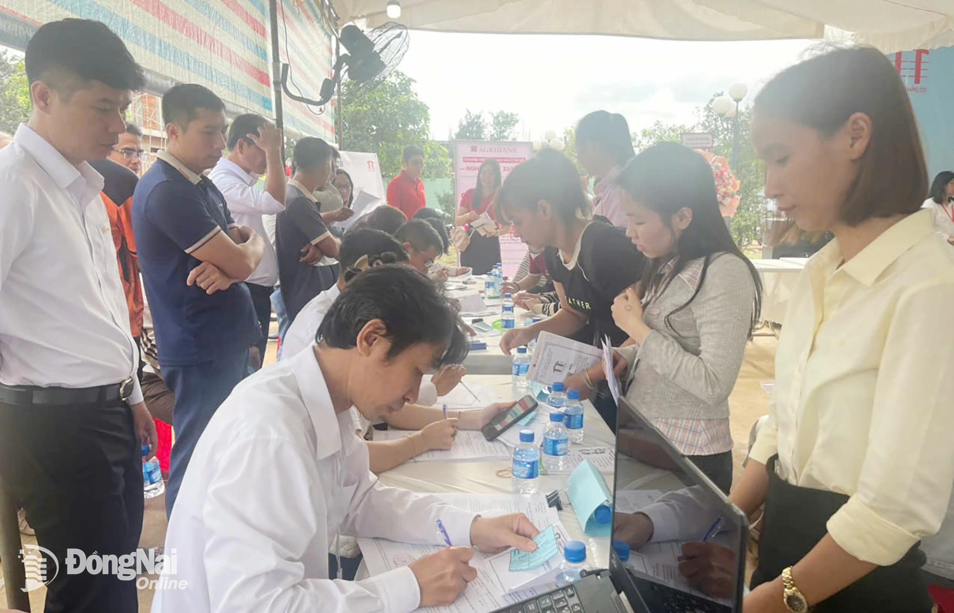 Một khách hàng đã bốc thăm trúng quyền mua nhà ở xã hội tại Dự án Khu nhà ở xã hội phường Bảo Vinh. Ảnh: CTV