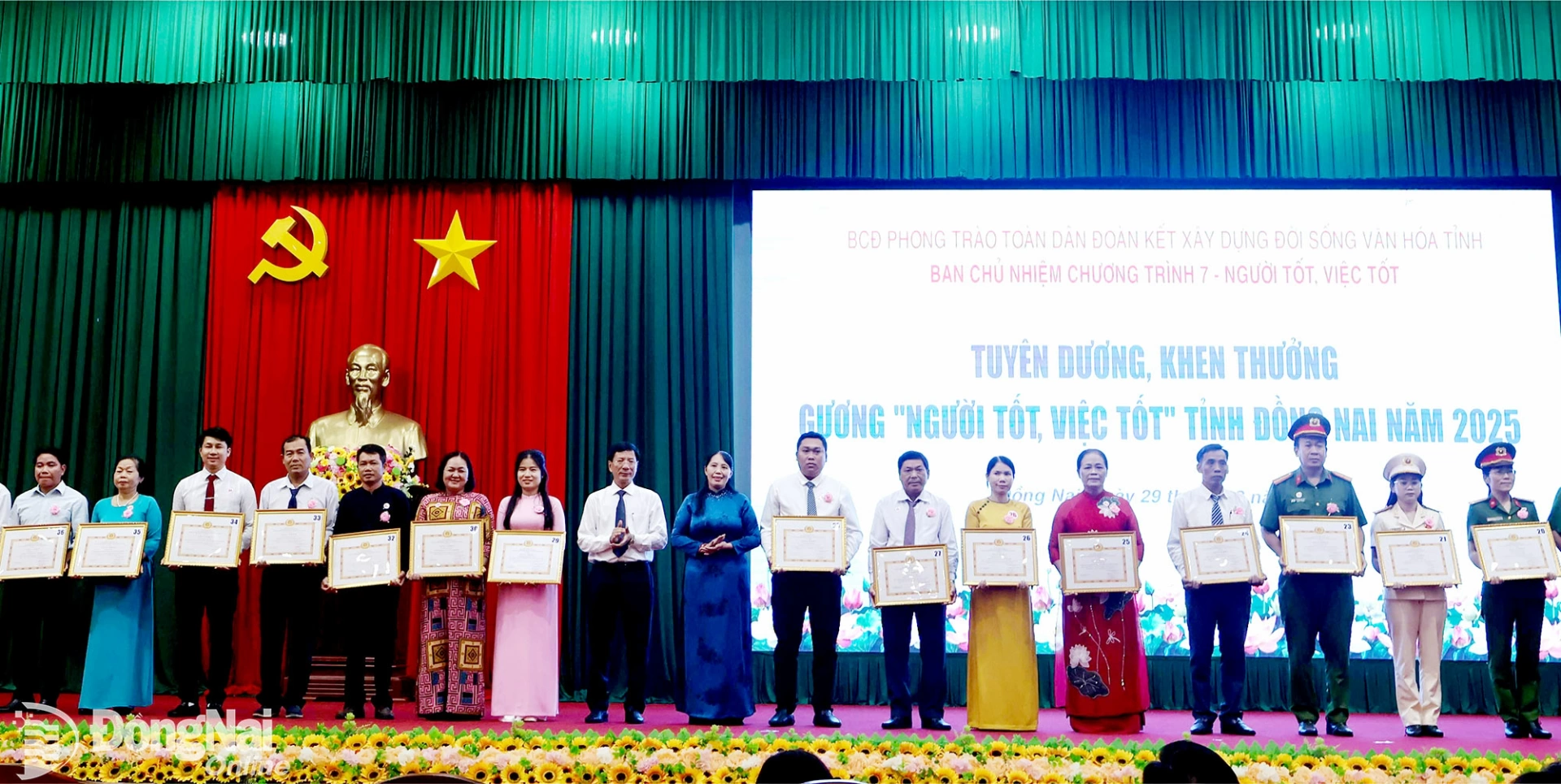 C&aacute;c c&aacute; nh&acirc;n, tập thể được tặng giấy khen của Ban Tuy&ecirc;n gi&aacute;o v&agrave; D&acirc;n vận Tỉnh ủy&nbsp;Đồng Nai tại hội nghị. Ảnh: Hồng Sơn