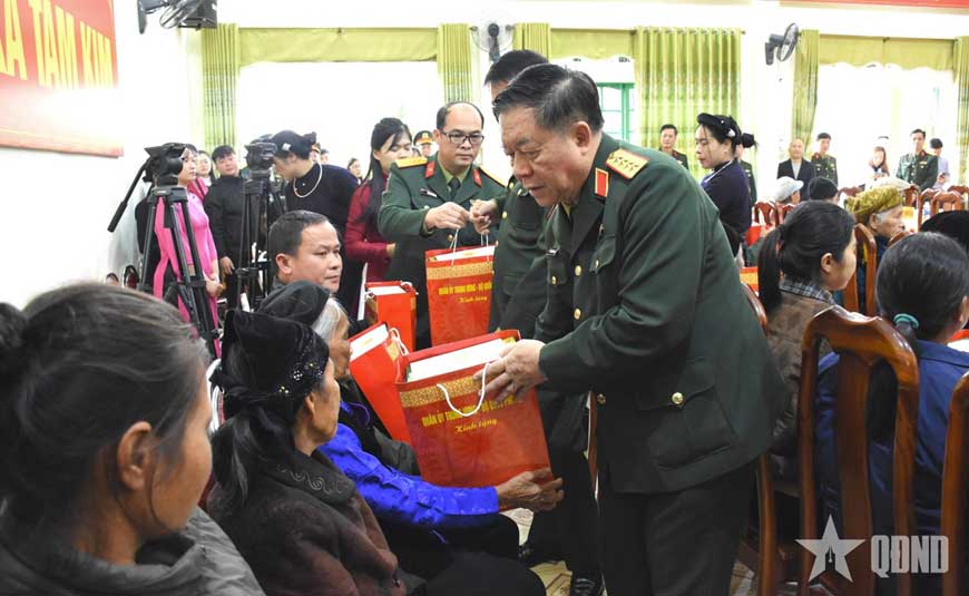 Đại tướng Nguyễn Trọng Nghĩa trao qu&agrave; tặng c&aacute;c gia đ&igrave;nh ch&iacute;nh s&aacute;ch, người c&oacute; c&ocirc;ng tr&ecirc;n địa b&agrave;n tỉnh Cao Bằng. Ảnh: Anh Minh
