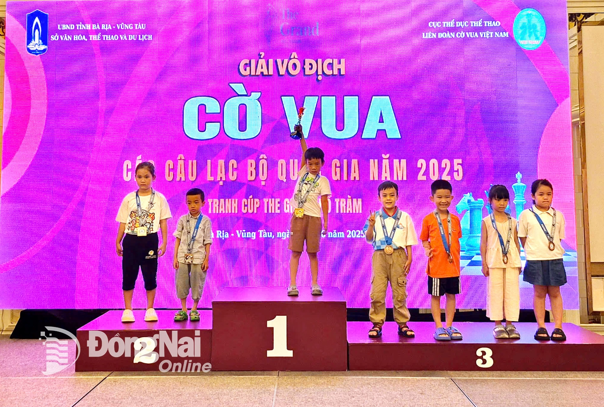 Lê Minh Quang trên bục nhận huy chương vàng cá nhân U.7 nam Cờ chớp tại Giải vô địch cờ vua các câu lạc bộ quốc gia năm 2025. Ảnh: ĐVCC