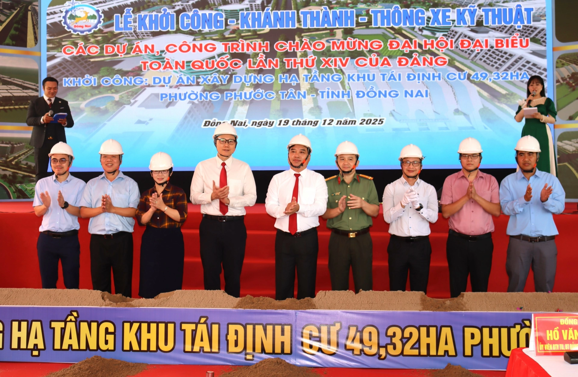 Các đại biểu tỉnh, địa phương, chủ đầu tư, nhà thầu thực hiện nghi thức khởi công