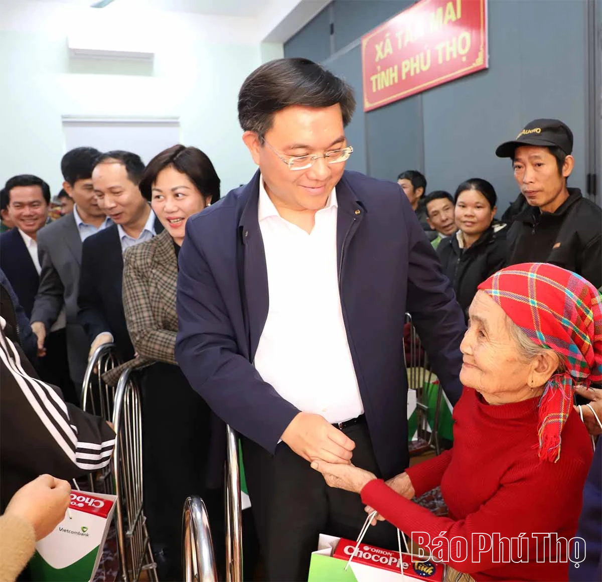 Chủ tịch UBND tỉnh Trần Duy Đ&ocirc;ng thăm, tặng qu&agrave; Tết c&aacute;c hộ gia đ&igrave;nh kh&oacute; khăn tại x&atilde; T&acirc;n Mai