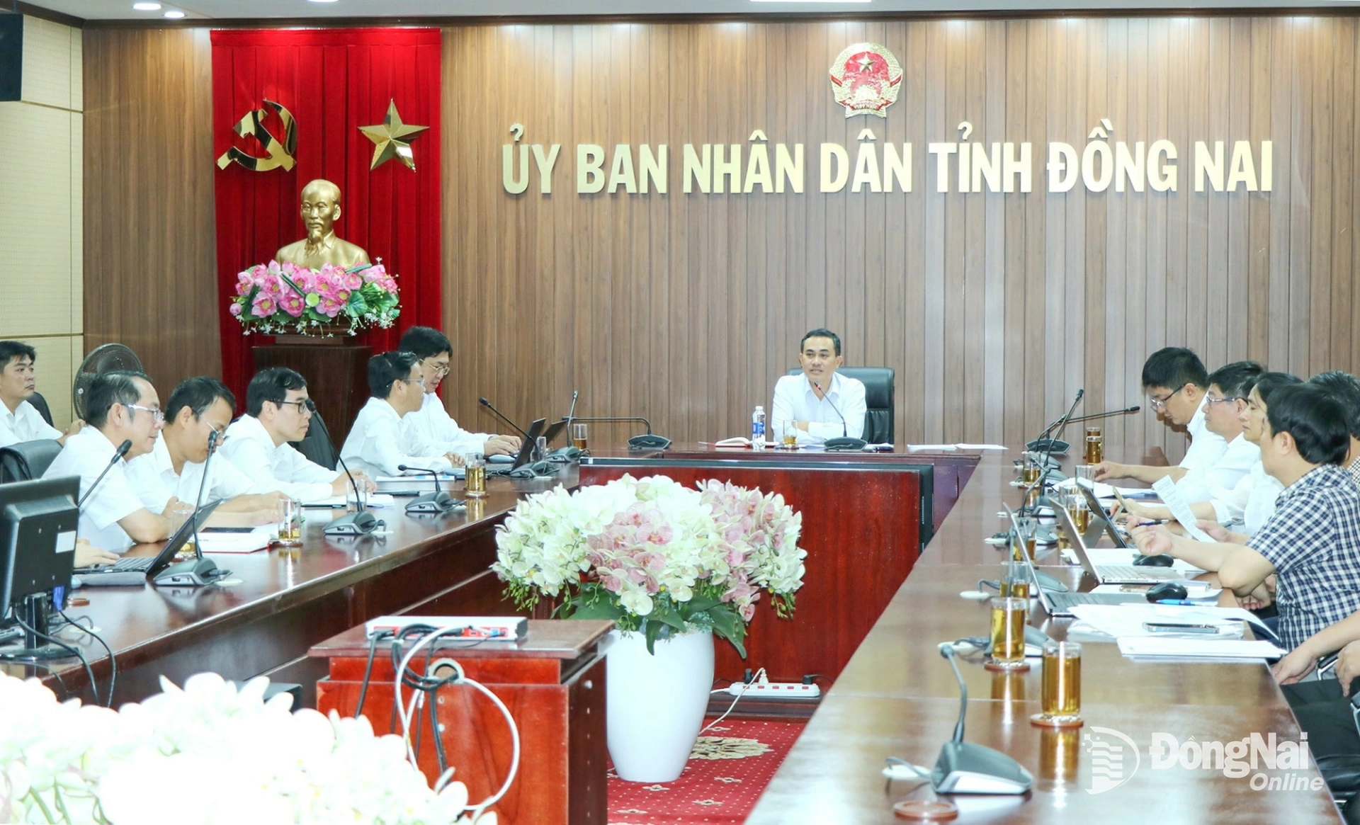 Ủy viên Ban Thường vụ Tỉnh ủy, Phó Chủ tịch UBND tỉnh Đồng Nai Lê Trường Sơn chủ trì cuộc họp. Ảnh: Vương Thế