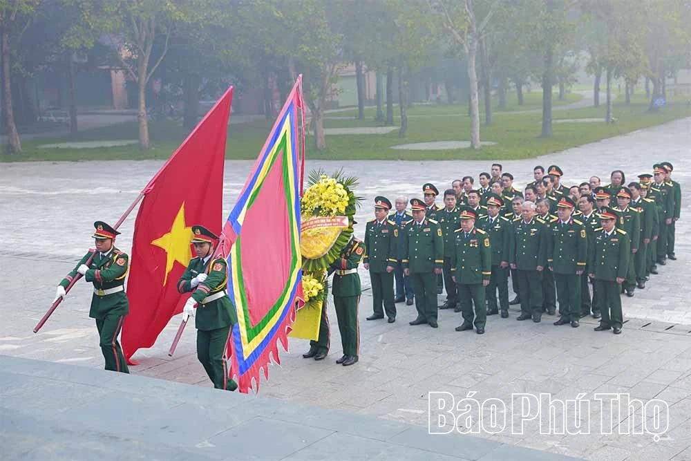 Dâng hoa tưởng niệm Chủ tịch Hồ Chí Minh và các Anh hùng liệt sỹ