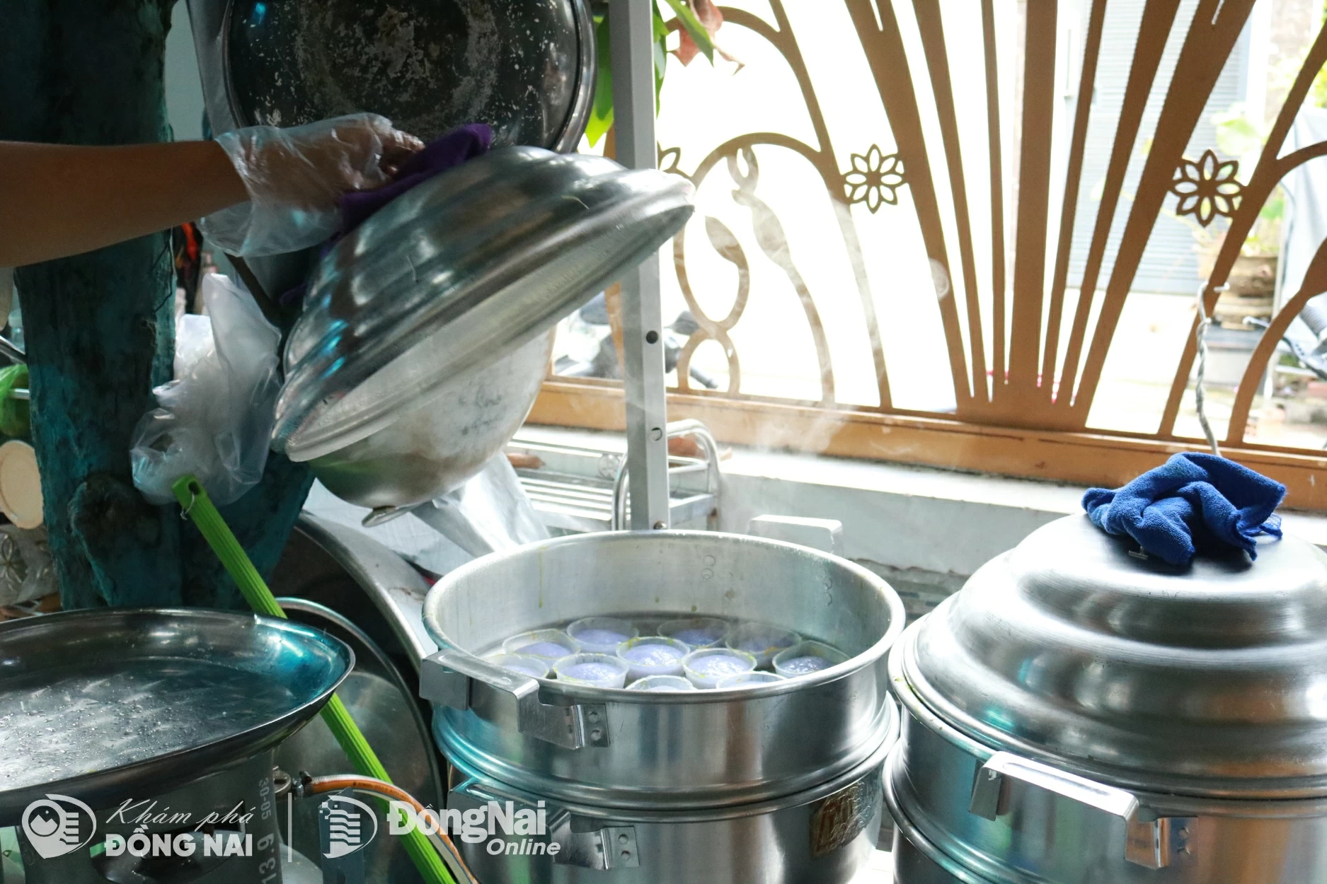 Nồi hấp bánh tỏa hương thơm nồng nàn mỗi khi mở nắp. Ảnh: Minh Hạnh