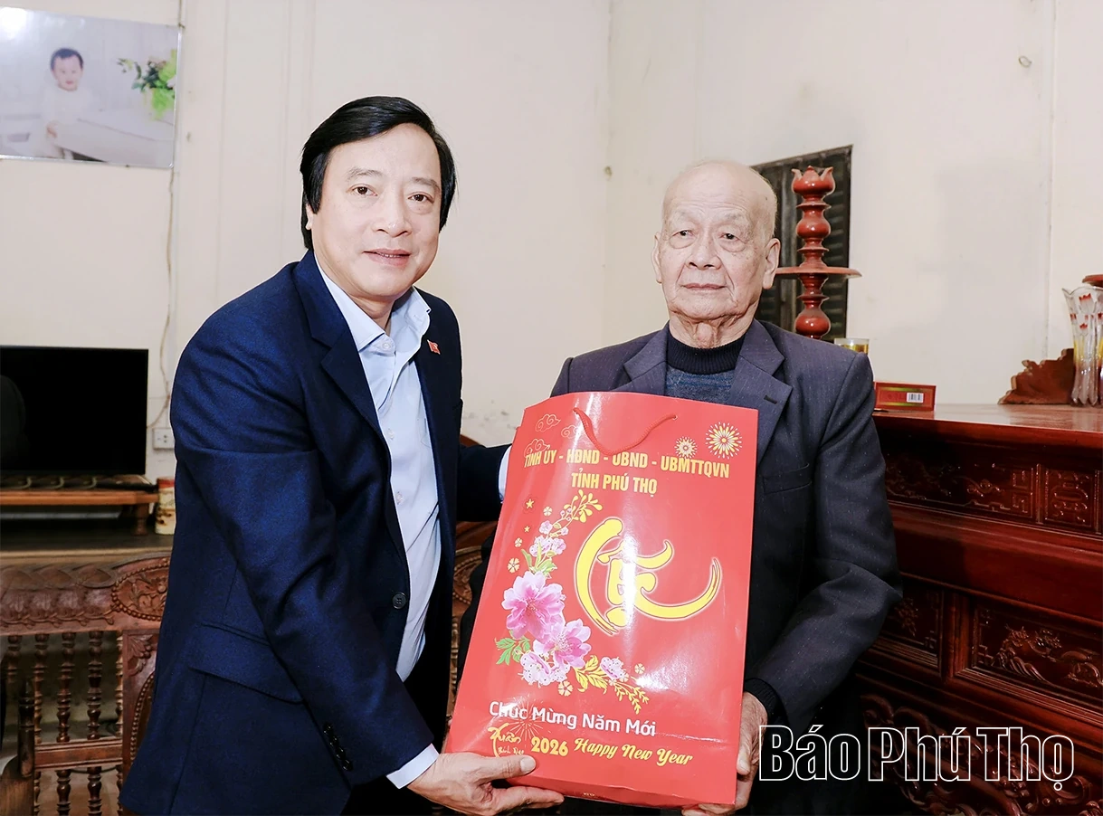 Ph&oacute; B&iacute; thư Tỉnh ủy Nguyễn Mạnh Sơn thăm, tặng qu&agrave; Tết người c&oacute; c&ocirc;ng tại x&atilde; L&acirc;m Thao