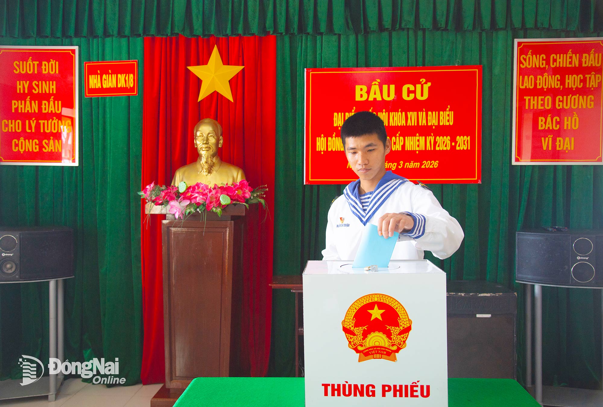 3. Trung sĩ Nguyễn Chí Thuận, chiến sĩ xạ thủ Nhà giàn DK1/8, quê xã Nhơn Trạch, tỉnh Đồng Nai, cẩn trọng lựa chọn và bỏ lá phiếu của mình. Mỗi lá phiếu của các chiến sĩ nơi nhà giàn đều gửi gắm niềm tin vào sự phát triển của đất nước. Ảnh: Văn Đường