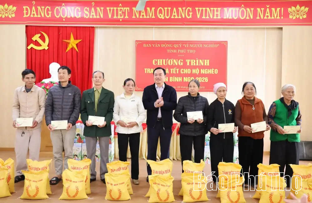 Ph&oacute; Chủ tịch UBND tỉnh Qu&aacute;ch Tất Li&ecirc;m trao qu&agrave; Tết tặng c&aacute;c hộ ngh&egrave;o x&atilde; Hội Thịnh