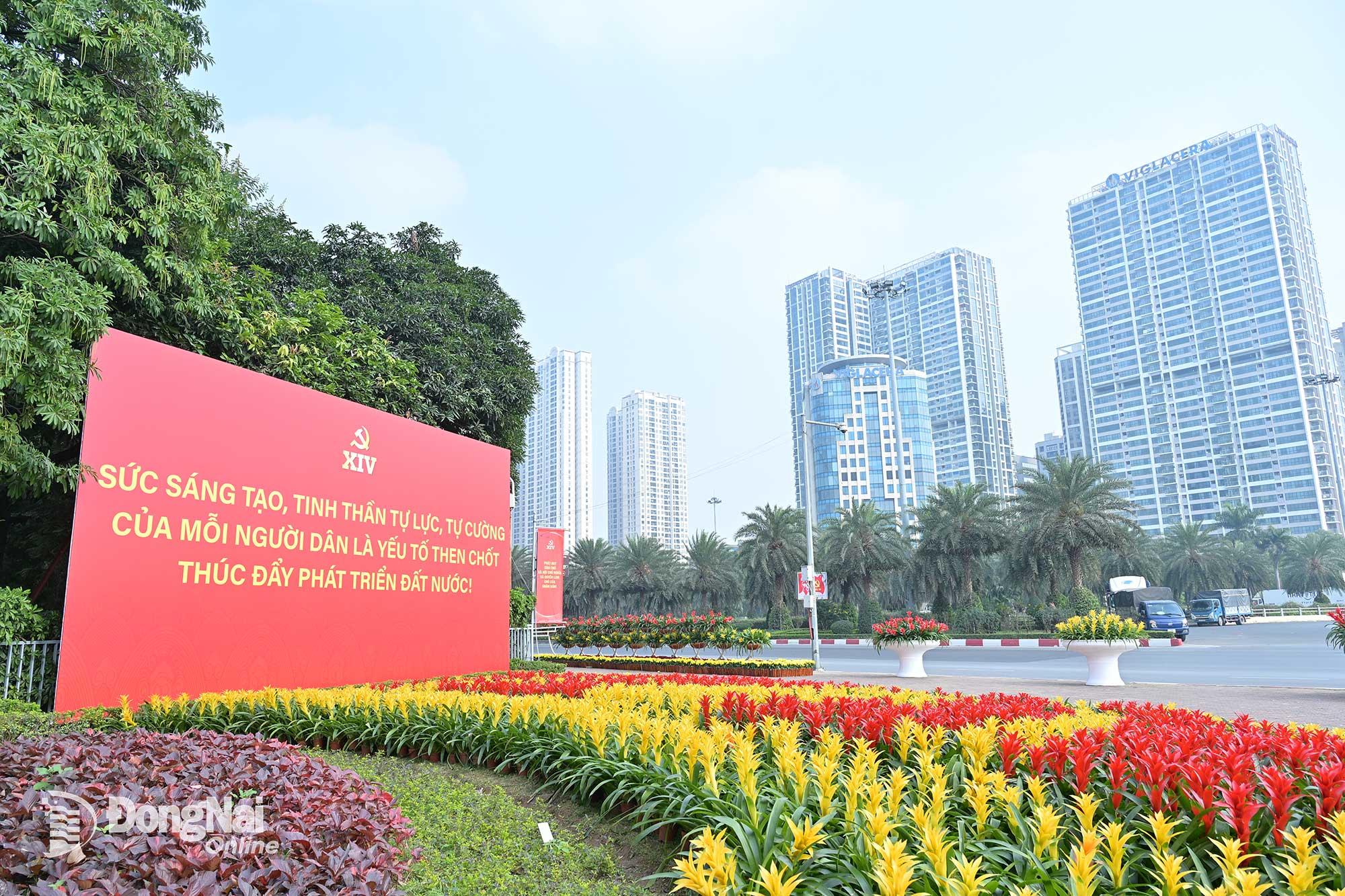 Thủ đ&ocirc; trang ho&agrave;ng rực rỡ ch&agrave;o đ&oacute;n kh&ocirc;ng kh&iacute; Đại hội XIV. Ảnh: C&ocirc;ng Nghĩa  