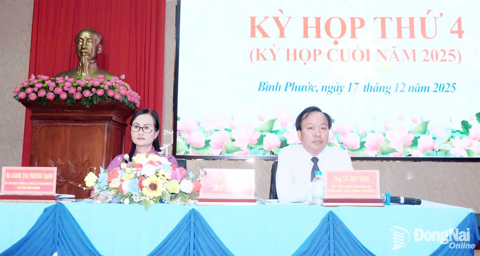 Ủy viên Ban Thường vụ Tỉnh ủy, Bí thư Đảng ủy, Chủ tịch HĐND phường Giang Thị Phương Hạnh và Phó Chủ tịch HĐND phường Lê Duy Sinh chủ trì kỳ họp. Ảnh: Quang Xuân