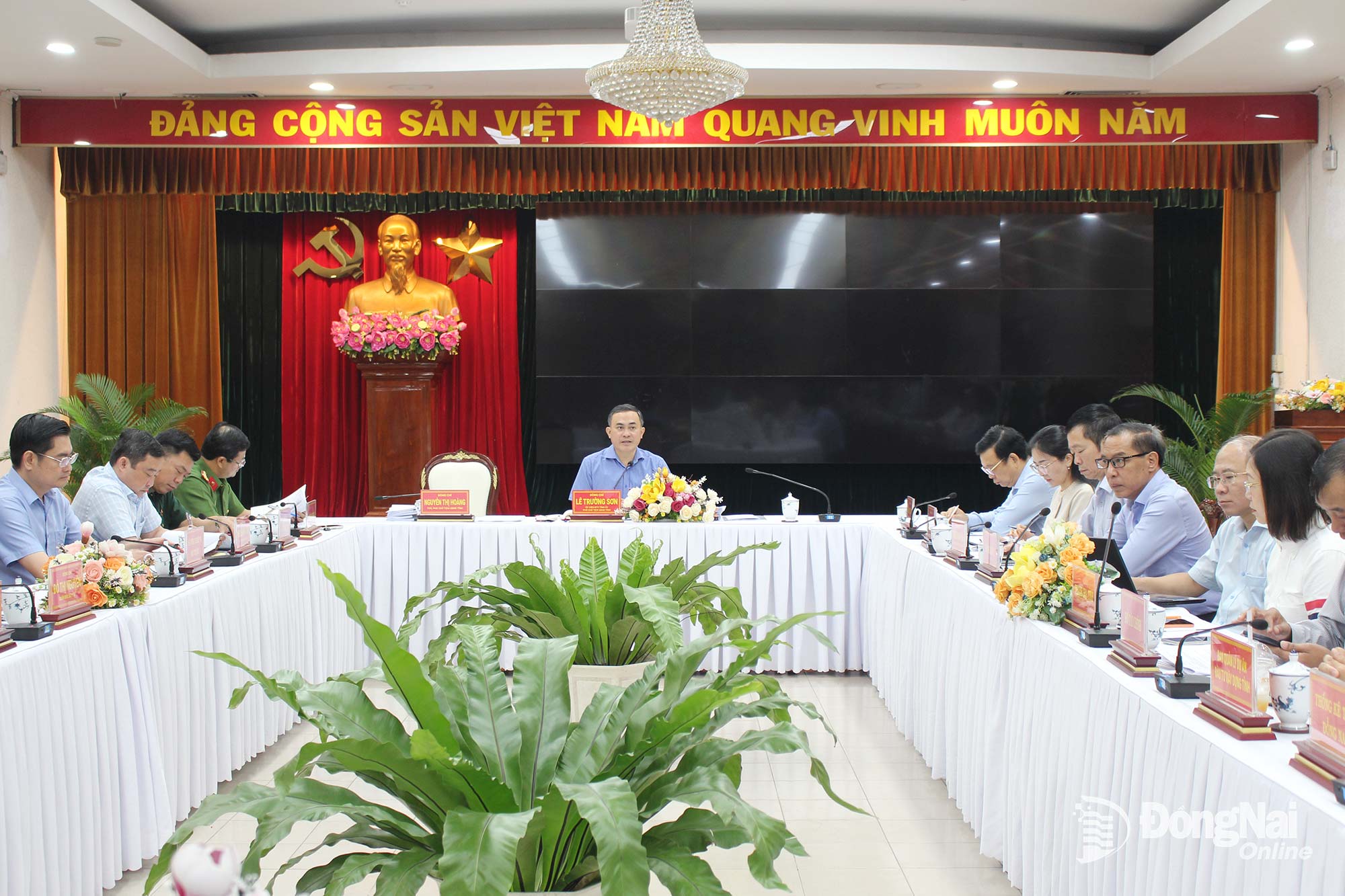 Ủy viên Ban Thường vụ Tỉnh ủy, Phó Chủ tịch UBND tỉnh Lê Trường Sơn phát biểu chỉ đạo tại cuộc họp. Ảnh: Hồ Thảo