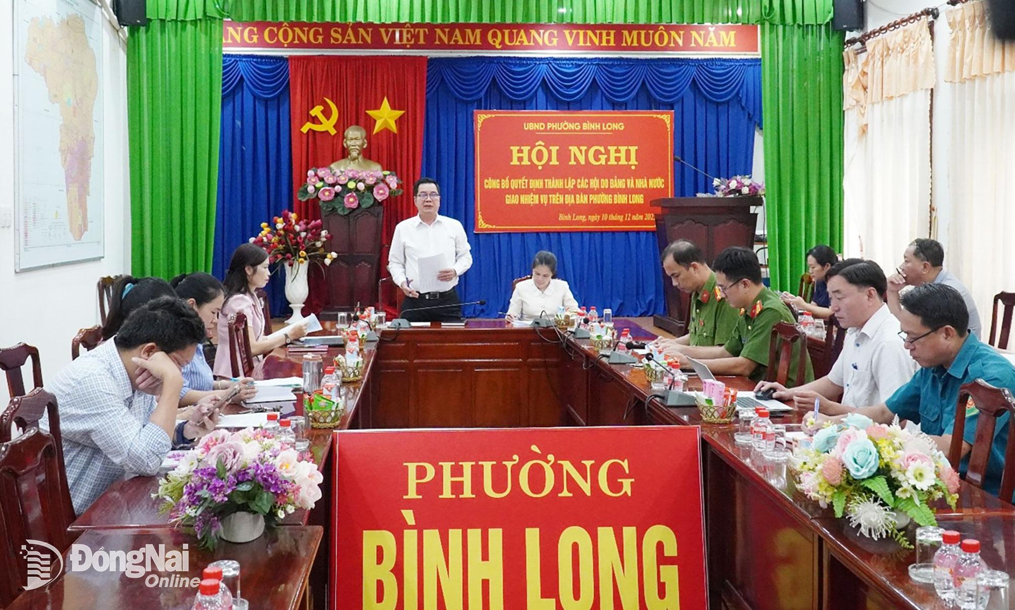 Phó Chủ tịch UBND phường Bình Long Trần Văn Tuấn phát biểu tại cuộc họp. Ảnh: Văn Tâm