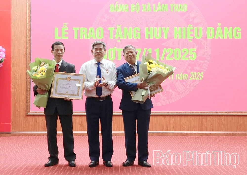 Đảng bộ xã Lâm Thao trao tặng Huy hiệu Đảng đợt 7/11/2025