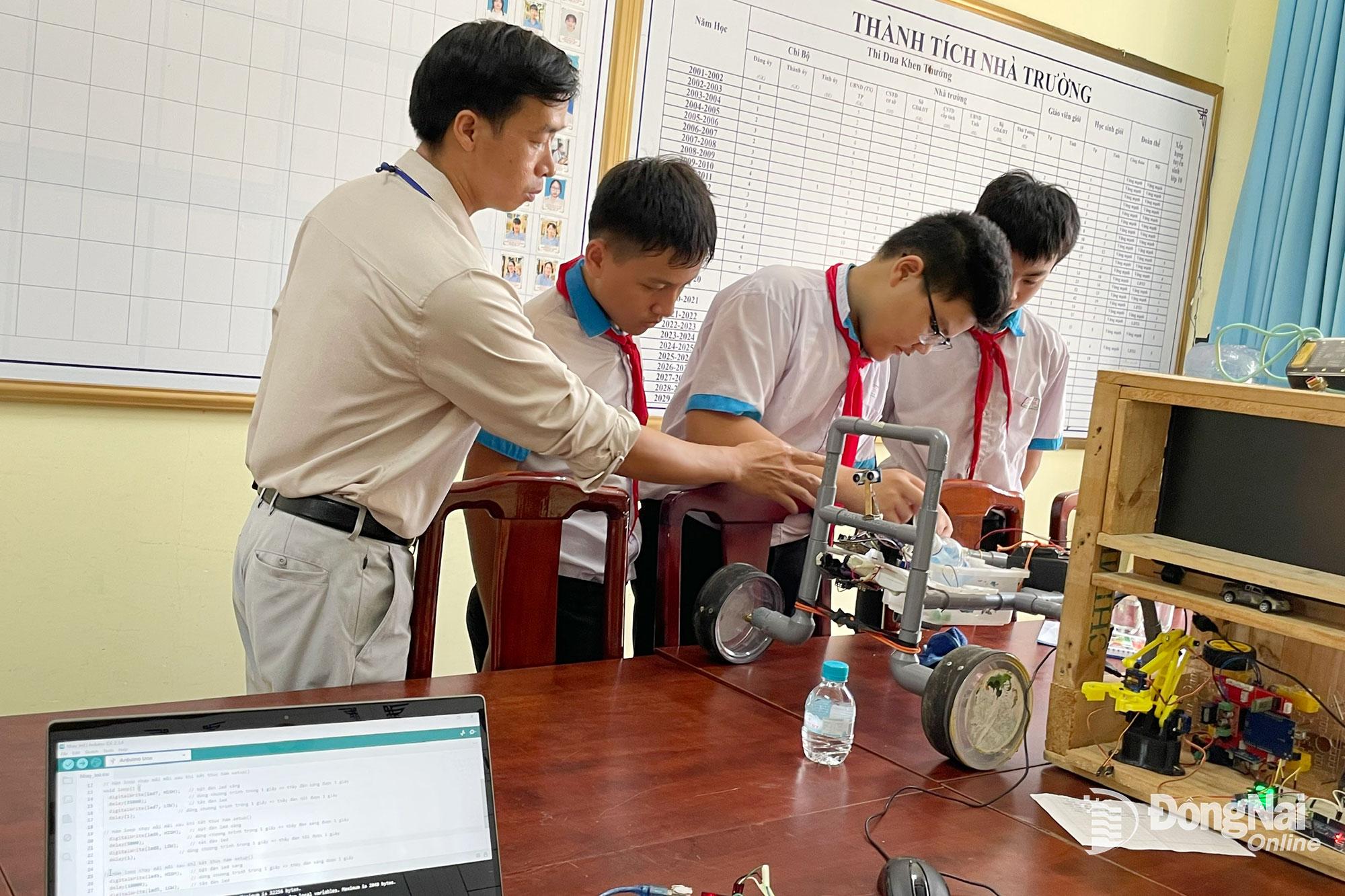 Học sinh Trường THCS Tiến Thành, phường Đồng Xoài được tạo môi trường thuận lợi để làm quen với giáo dục STEM.