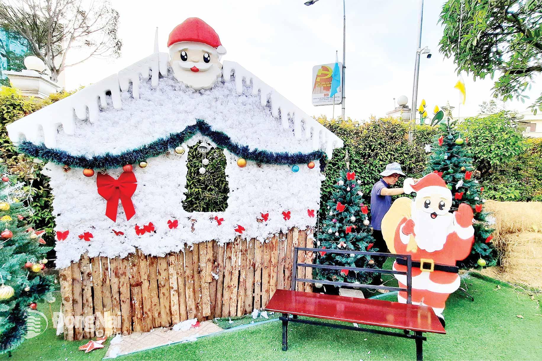 Gi&aacute;o d&acirc;n gi&aacute;o xứ Bi&ecirc;n H&ograve;a (phường Trấn Bi&ecirc;n) đang ho&agrave;n thiện một tiểu cảnh Gi&aacute;ng sinh. Ảnh: Văn Truy&ecirc;n