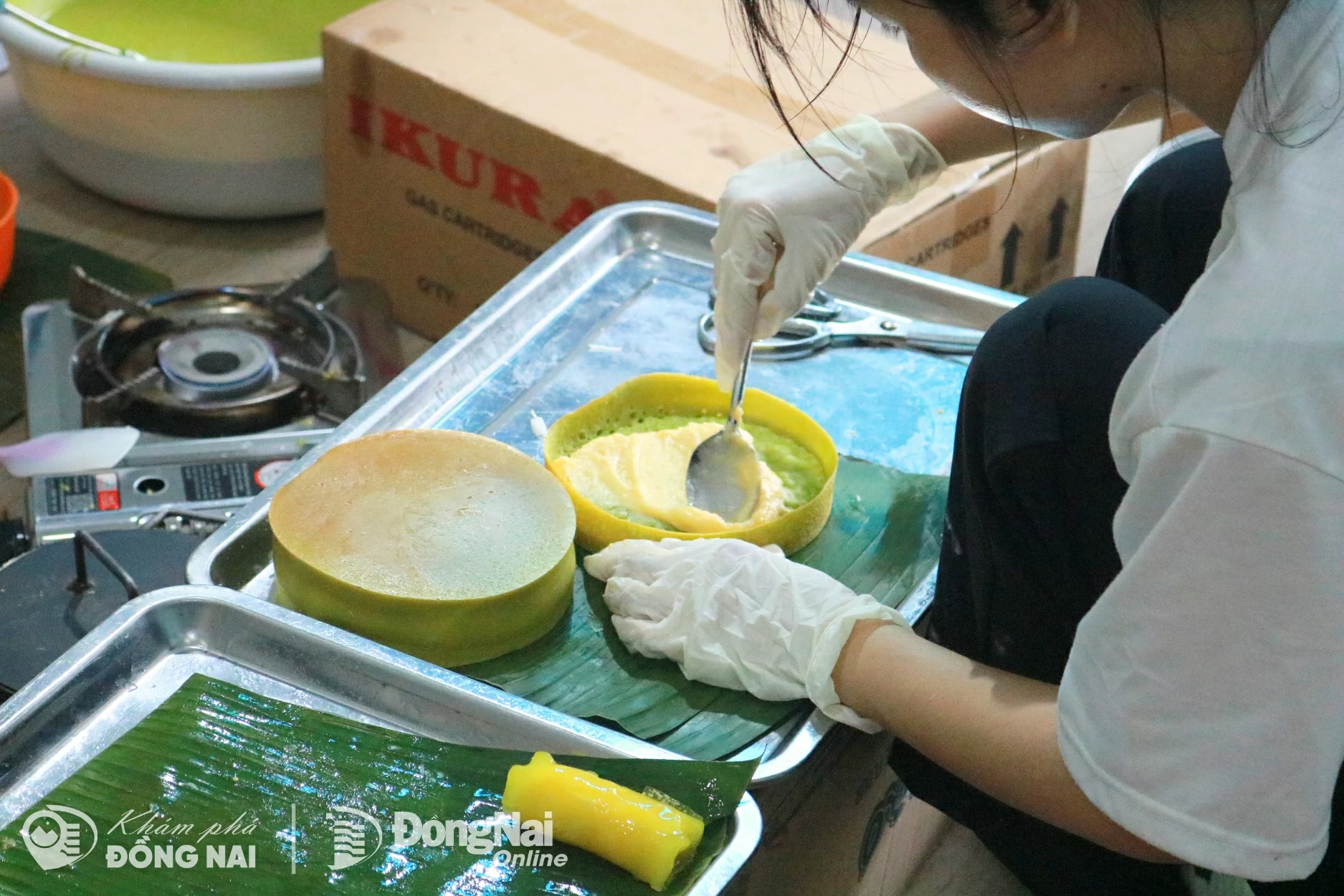 Thợ tỉ mỉ thêm nhân cho những chiếc bánh bò kẹp dừa. Ảnh: Minh Hạnh