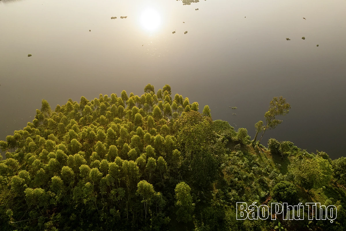 Nắng sớm hồ Vân Trục