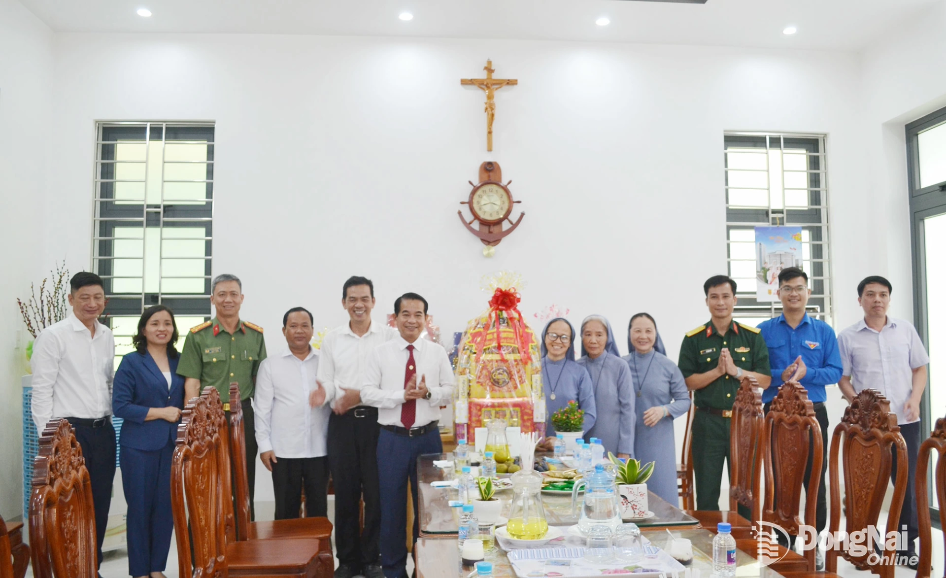 Đồng ch&iacute; Th&aacute;i Bảo, Ph&oacute; B&iacute; thư Tỉnh ủy, Trưởng ban Tổ chức Tỉnh ủy Đồng Nai v&agrave; l&atilde;nh đạo c&aacute;c cơ quan, đơn vị của tỉnh ch&uacute;c mừng Gi&aacute;ng sinh D&ograve;ng Nữ tỳ Th&aacute;nh thể Việt Nam. Ảnh: Phương Hằng  